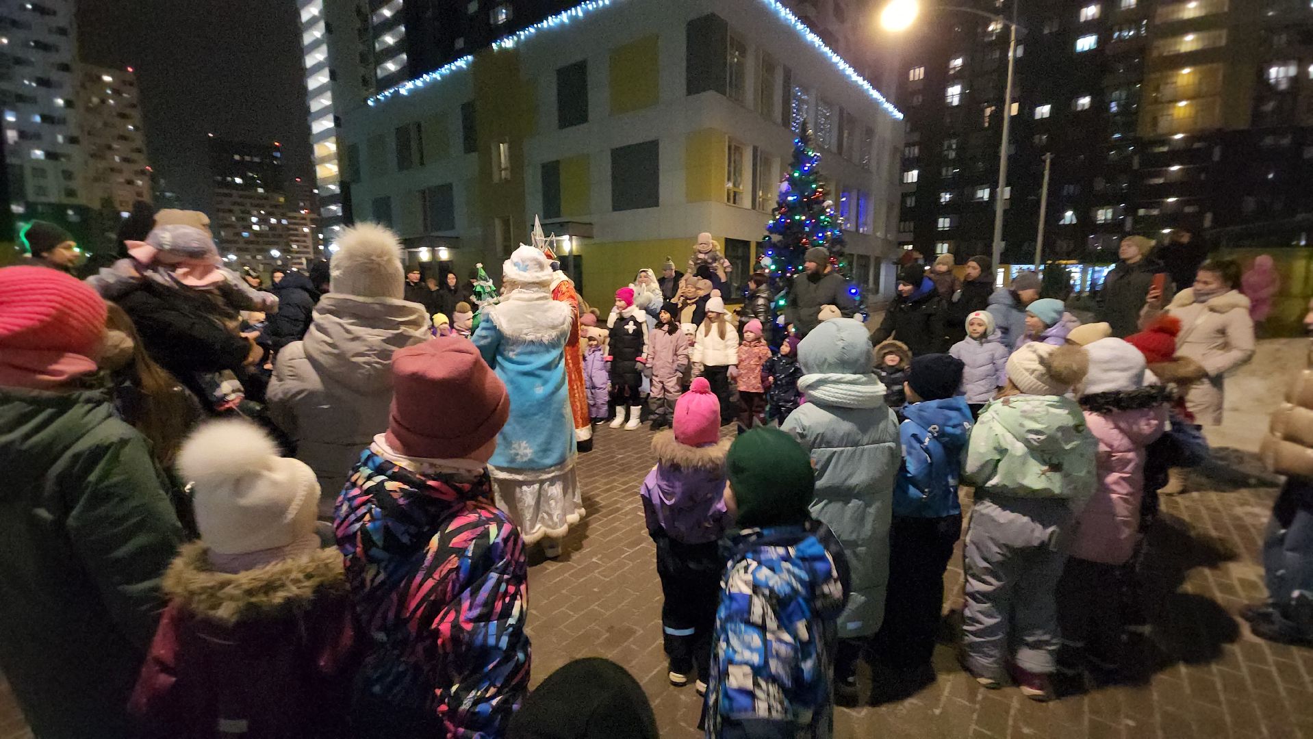 долгопрудный, новый 2025 год, праздники во дворах, дед мороз и снегурочка, бригантина, театр «город», Елочка, вертикалки,