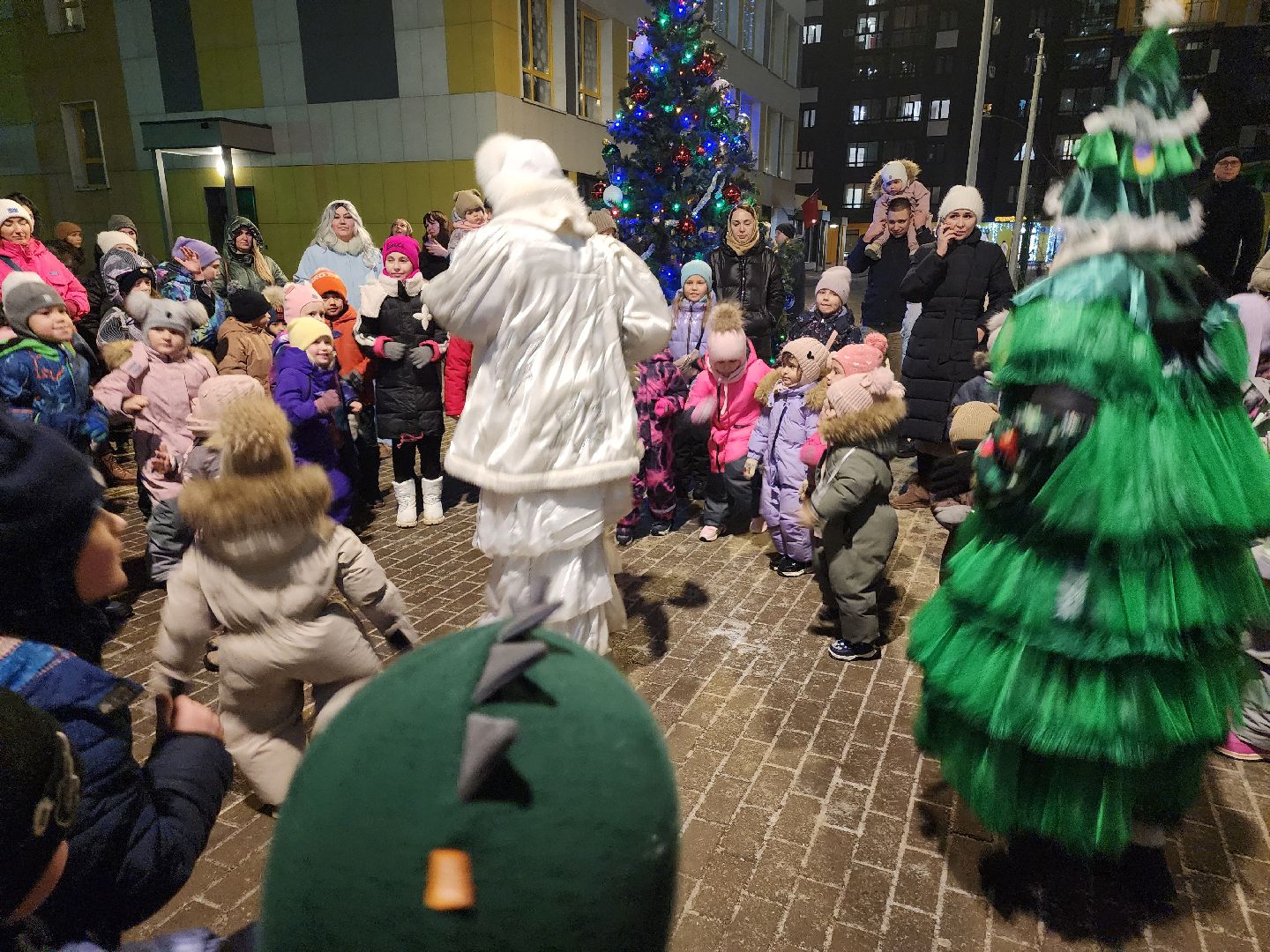 долгопрудный, новый 2025 год, праздники во дворах, дед мороз и снегурочка, бригантина, театр «город», Елочка, вертикалки,