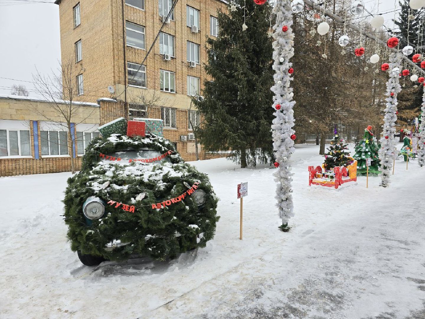 можайск, можайский городской округ, подмосковье, креатывные елки, фестиваль, фестиваль креативных елок, москвич, новый год, новогодние праздники, новый 2025 год, фестиваль елок, машина-елка,