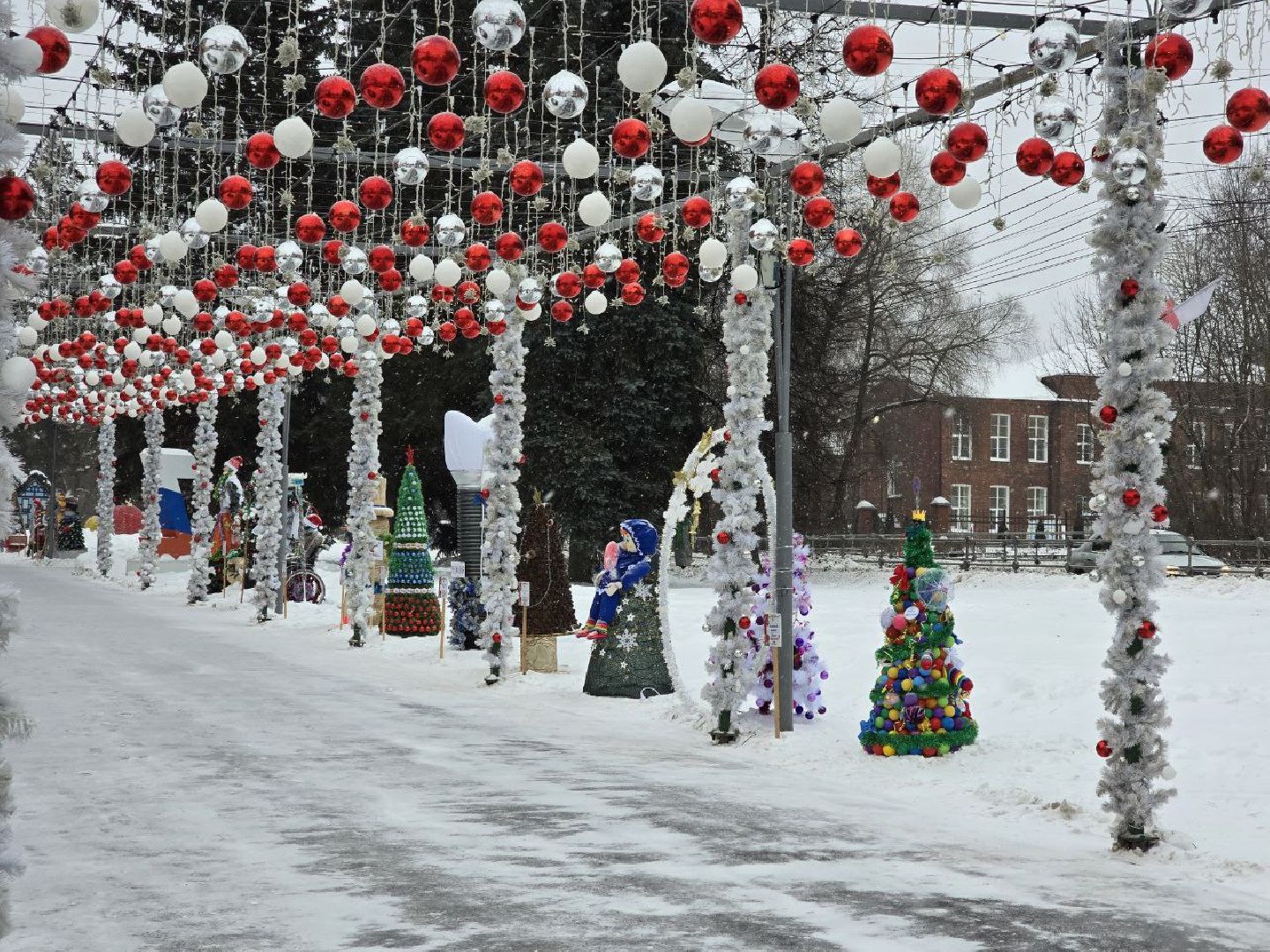можайск, можайский городской округ, подмосковье, креатывные елки, фестиваль, фестиваль креативных елок, москвич, новый год, новогодние праздники, новый 2025 год, фестиваль елок, машина-елка,