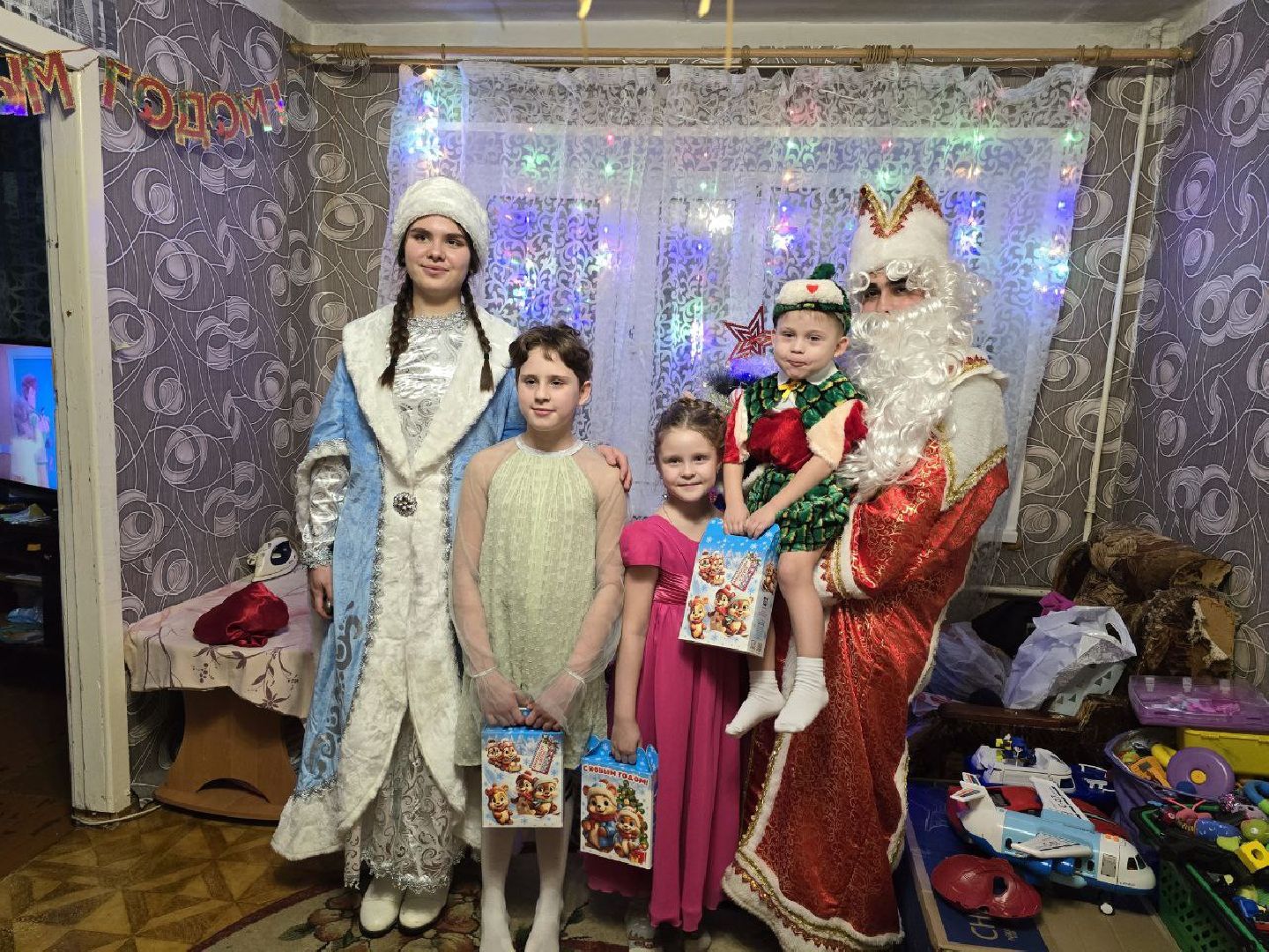 можайск, можайский городской округ, подмосковье, новый год в каждый дом, благотворительная акция, подарки детям, малообеспеченные семьи, многодетные семьи, дед мороз, снегурочка, волонтеры, поздравления, благотворительность,