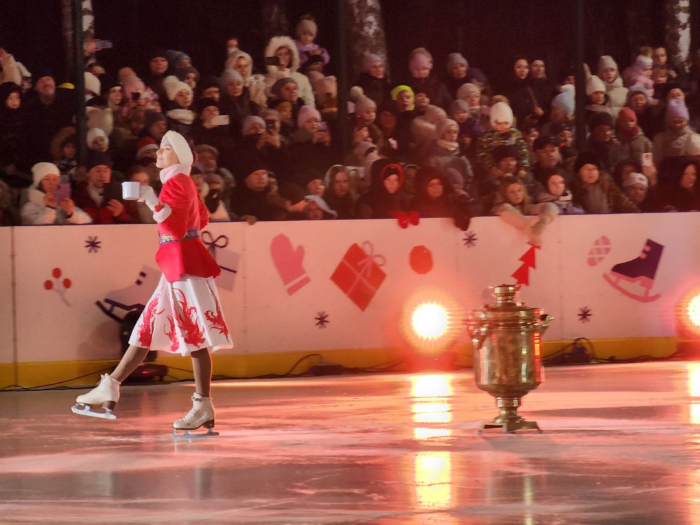 ледяное шоу, спектакль, фигуристы, фигурное катание, татьяна навка, ногонск, центральный парк, каток, жители, общество, вертикалки,
