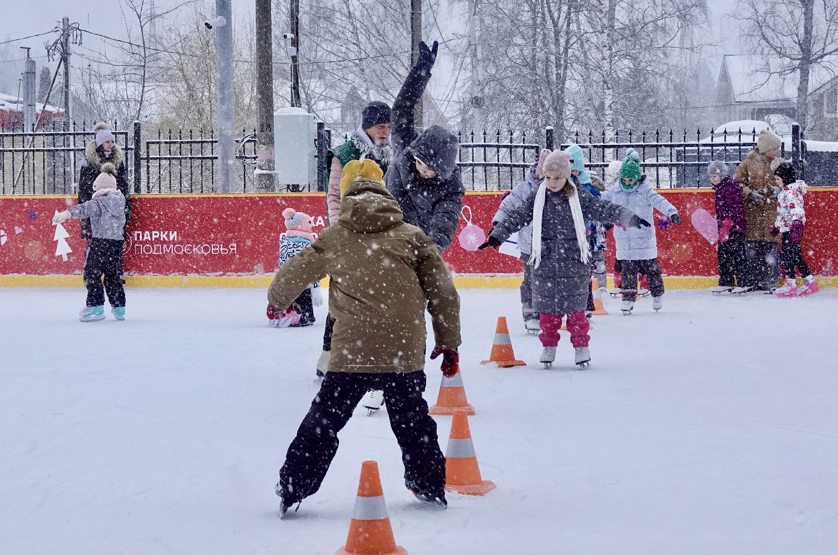 сергиево-посадский городской округ, сергиев посад, зима в подмосковье, зима в парках, парки мо, новогодние каникулы, зимние забавы, коньки, каток, фигурное катание, Парк Скитские пруды, Дети, Активности,