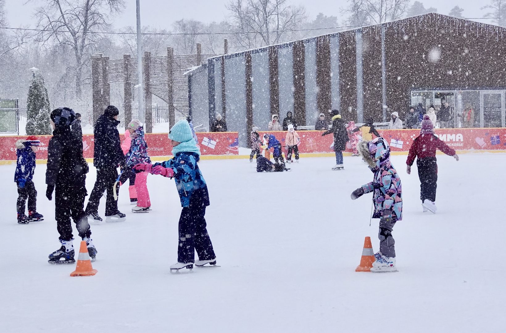 сергиево-посадский городской округ, сергиев посад, зима в подмосковье, зима в парках, парки мо, новогодние каникулы, зимние забавы, коньки, каток, фигурное катание, Парк Скитские пруды, Дети, Активности,