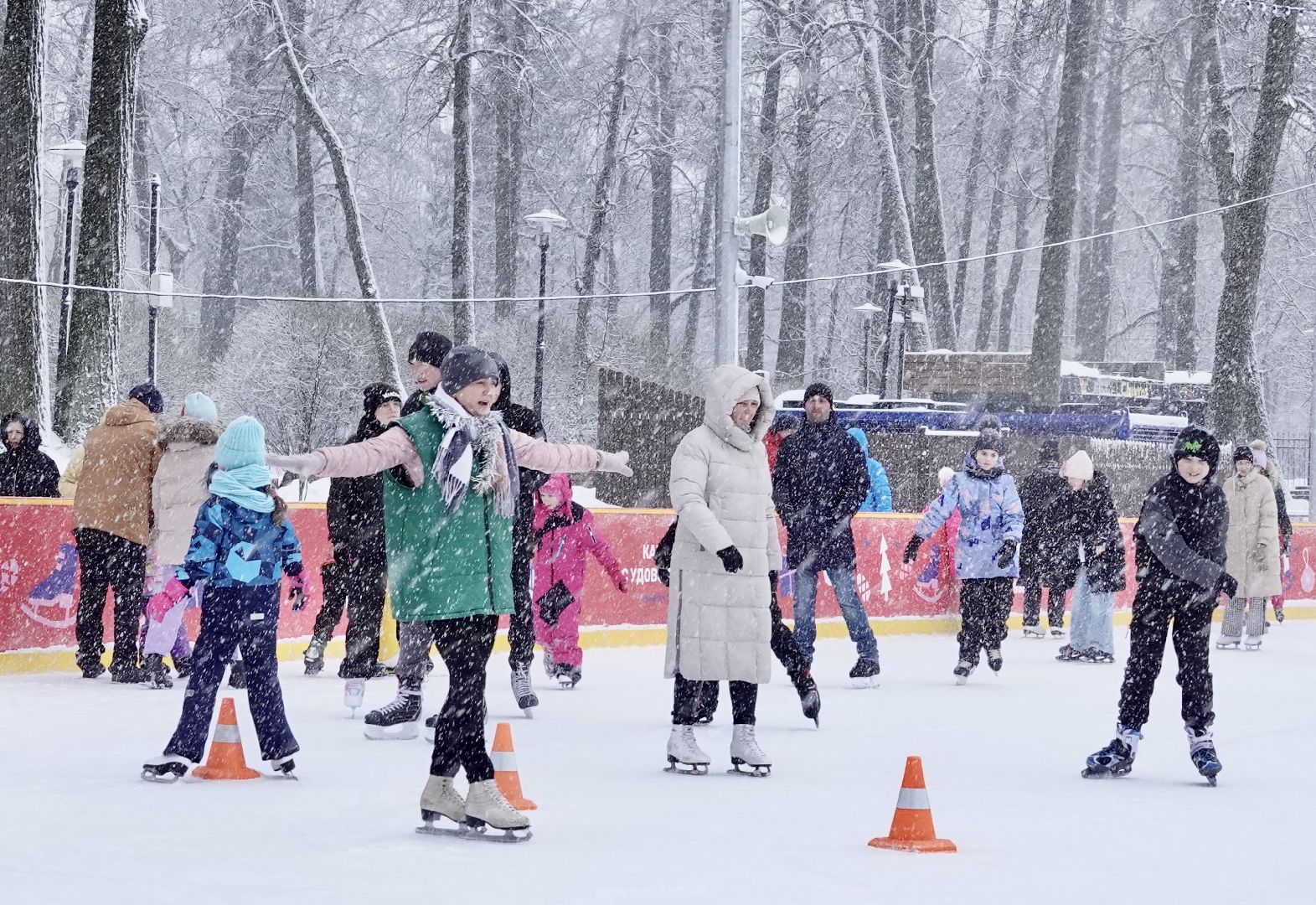 сергиево-посадский городской округ, сергиев посад, зима в подмосковье, зима в парках, парки мо, новогодние каникулы, зимние забавы, коньки, каток, фигурное катание, Парк Скитские пруды, Дети, Активности,