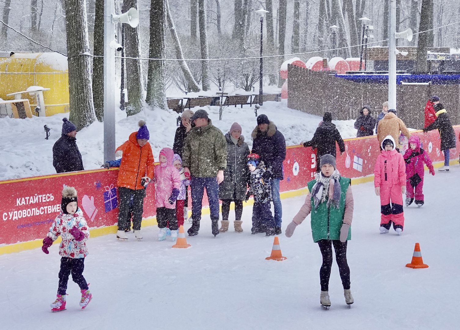 сергиево-посадский городской округ, сергиев посад, зима в подмосковье, зима в парках, парки мо, новогодние каникулы, зимние забавы, коньки, каток, фигурное катание, Парк Скитские пруды, Дети, Активности,