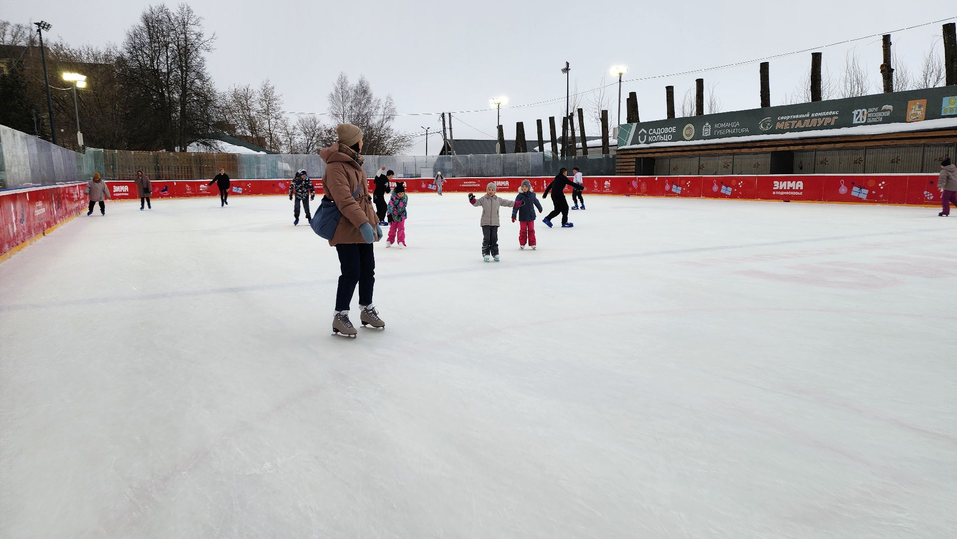 Солнечногорск, вертикалки, каток в парке, зима в подмосковье,