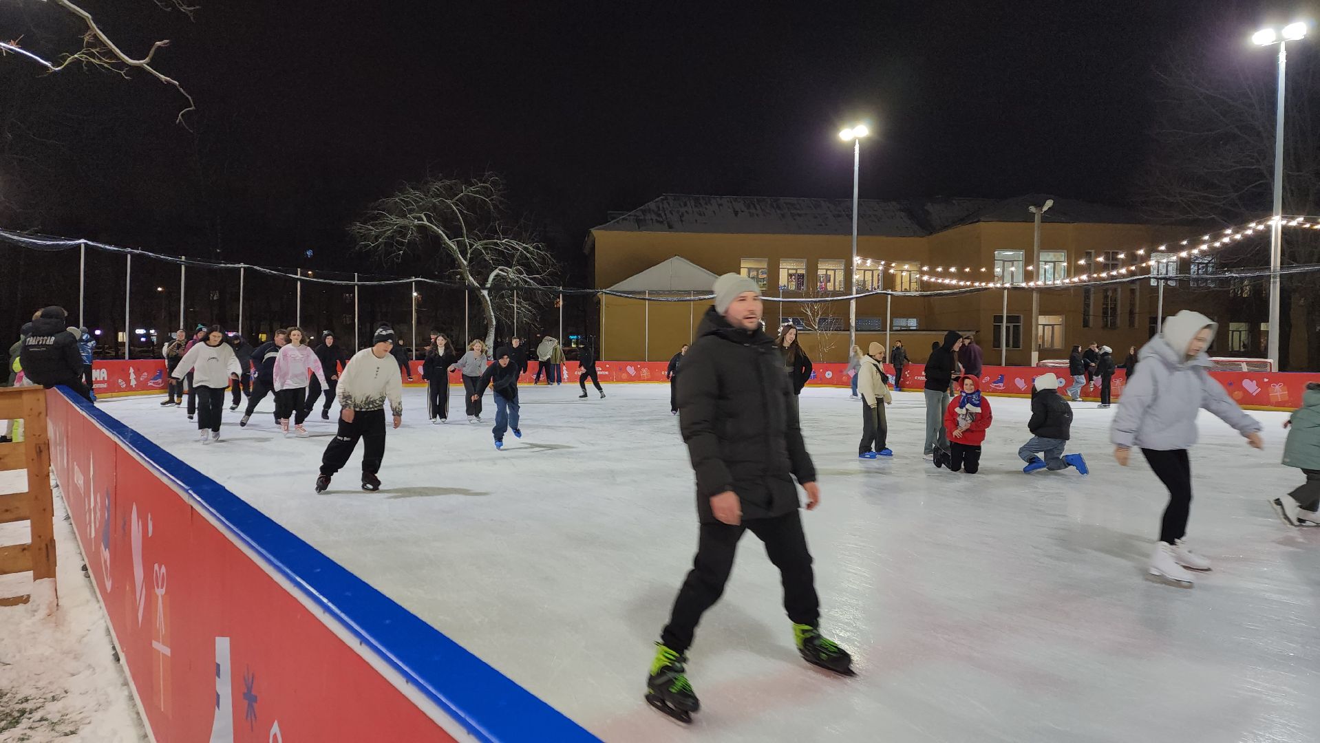 пушкино, каток в центре города, каток в парке, коньки, зима в подмосковье, семейные выходные,
