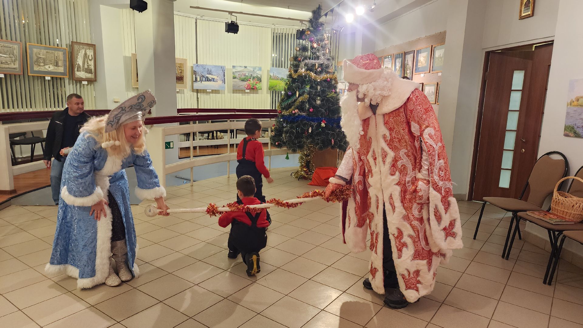 Звенигород, Культура, Гостиная Деда Мороза,вертикалки,