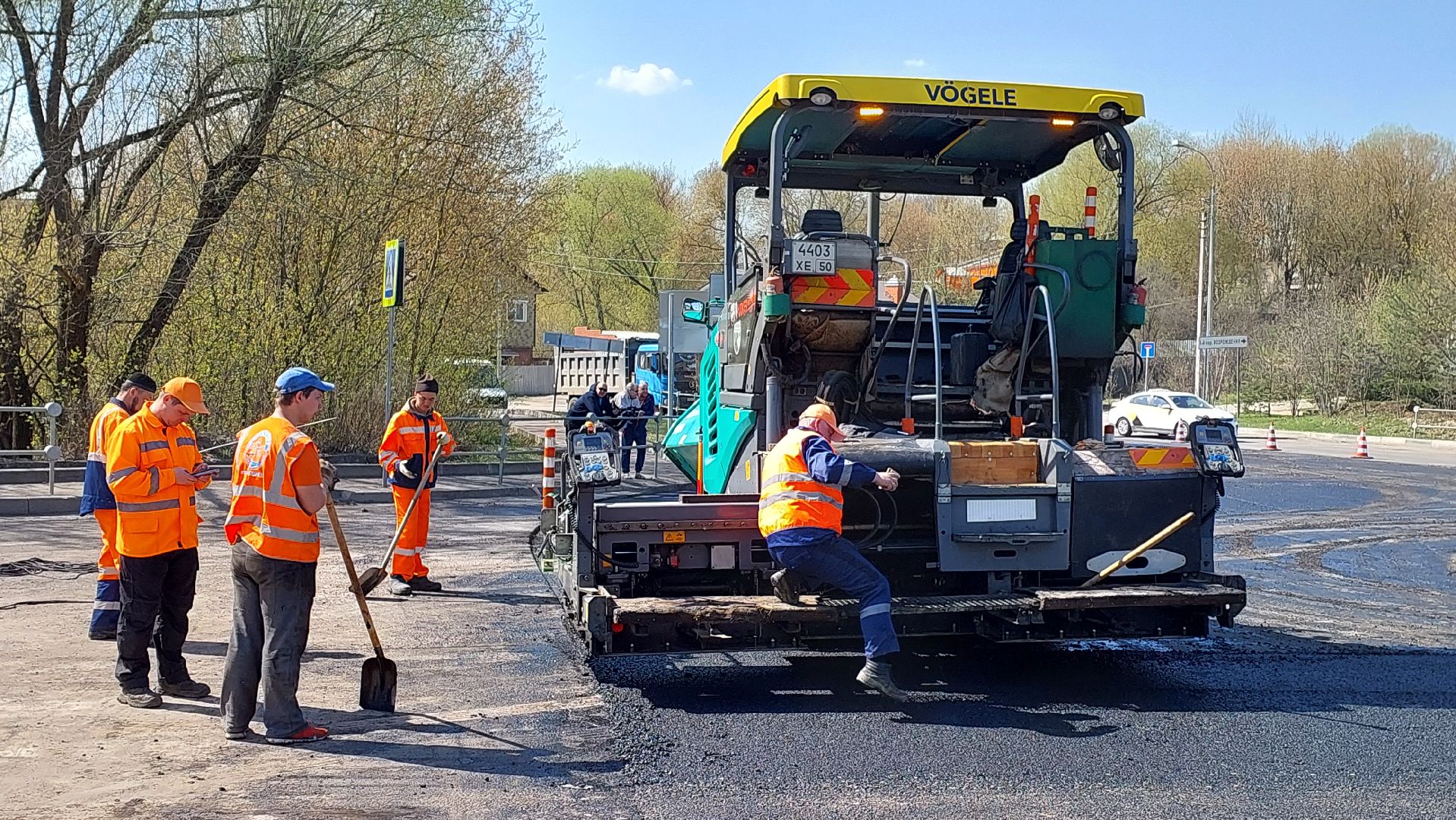 серпухов, строительство дорог, асфальт, улица весенняя, укладка асфальта, дорожные работы,