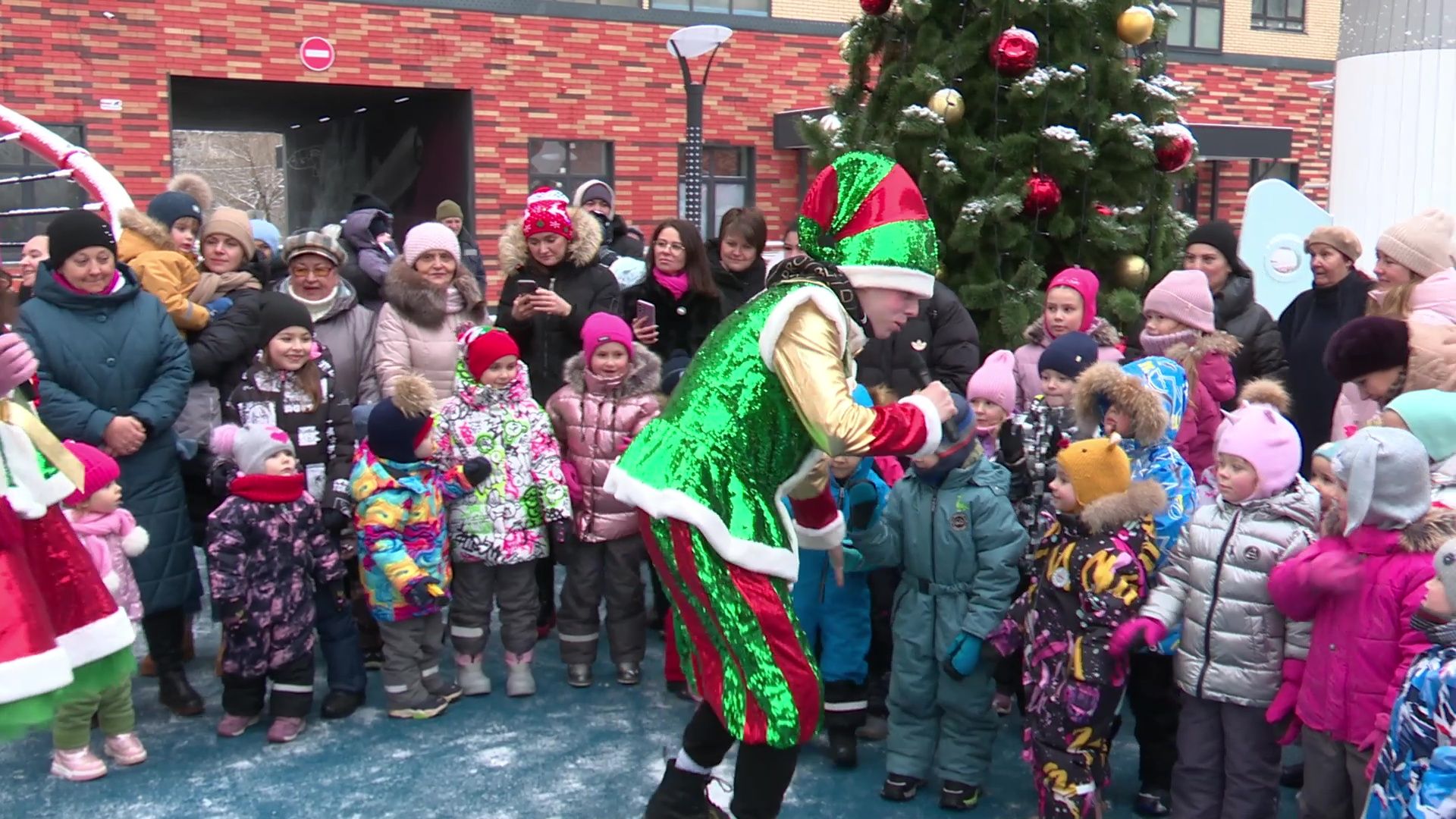 Реутов, вертикалки, елка, новый год, нпо маш, праздник, дети, сказочные герои,