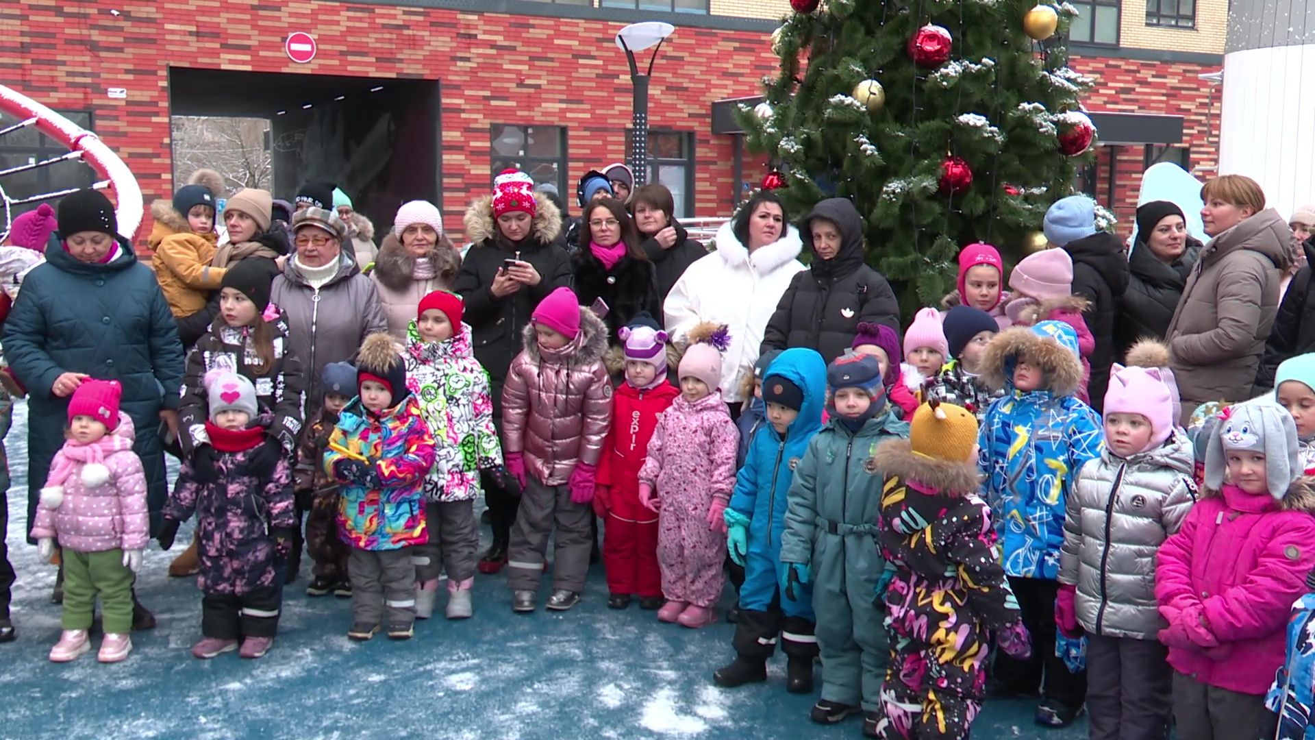 Реутов, вертикалки, елка, новый год, нпо маш, праздник, дети, сказочные герои,