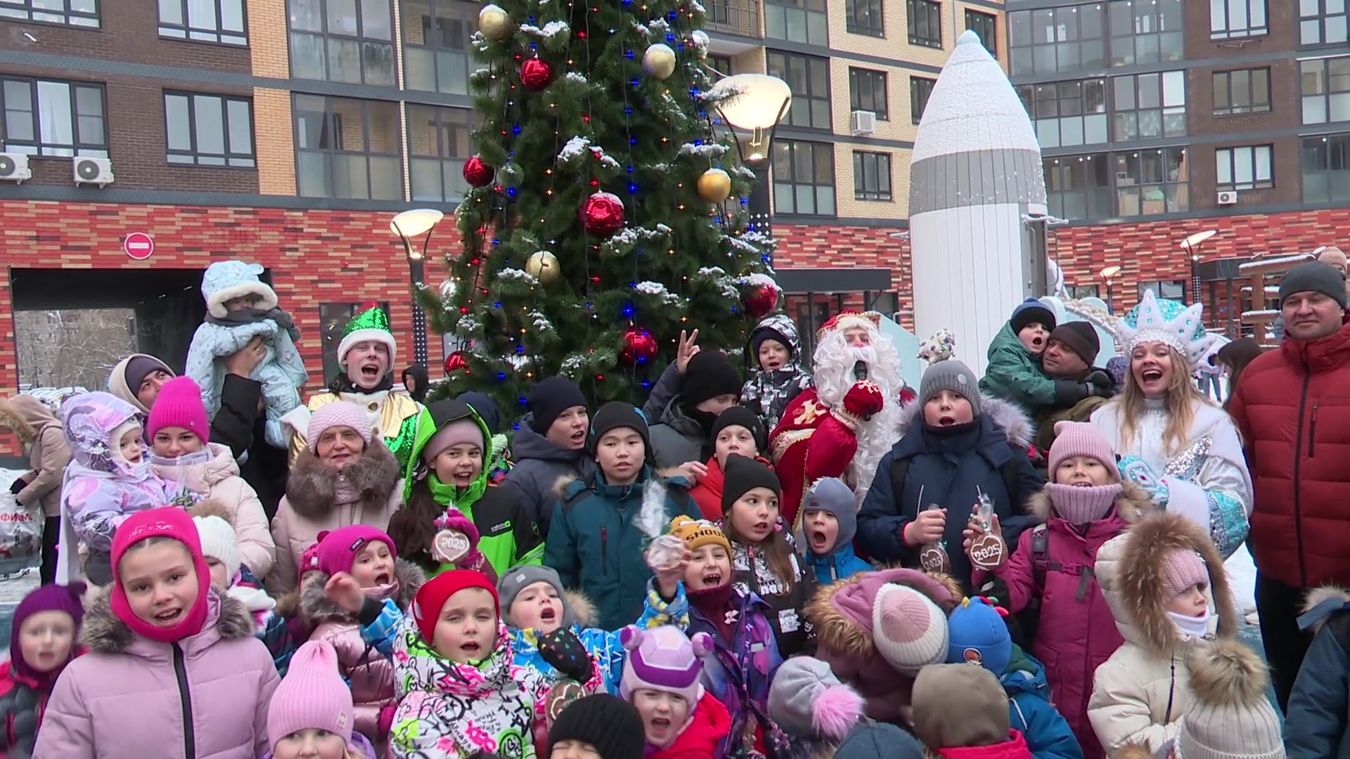 Реутов, вертикалки, елка, новый год, нпо маш, праздник, дети, сказочные герои,