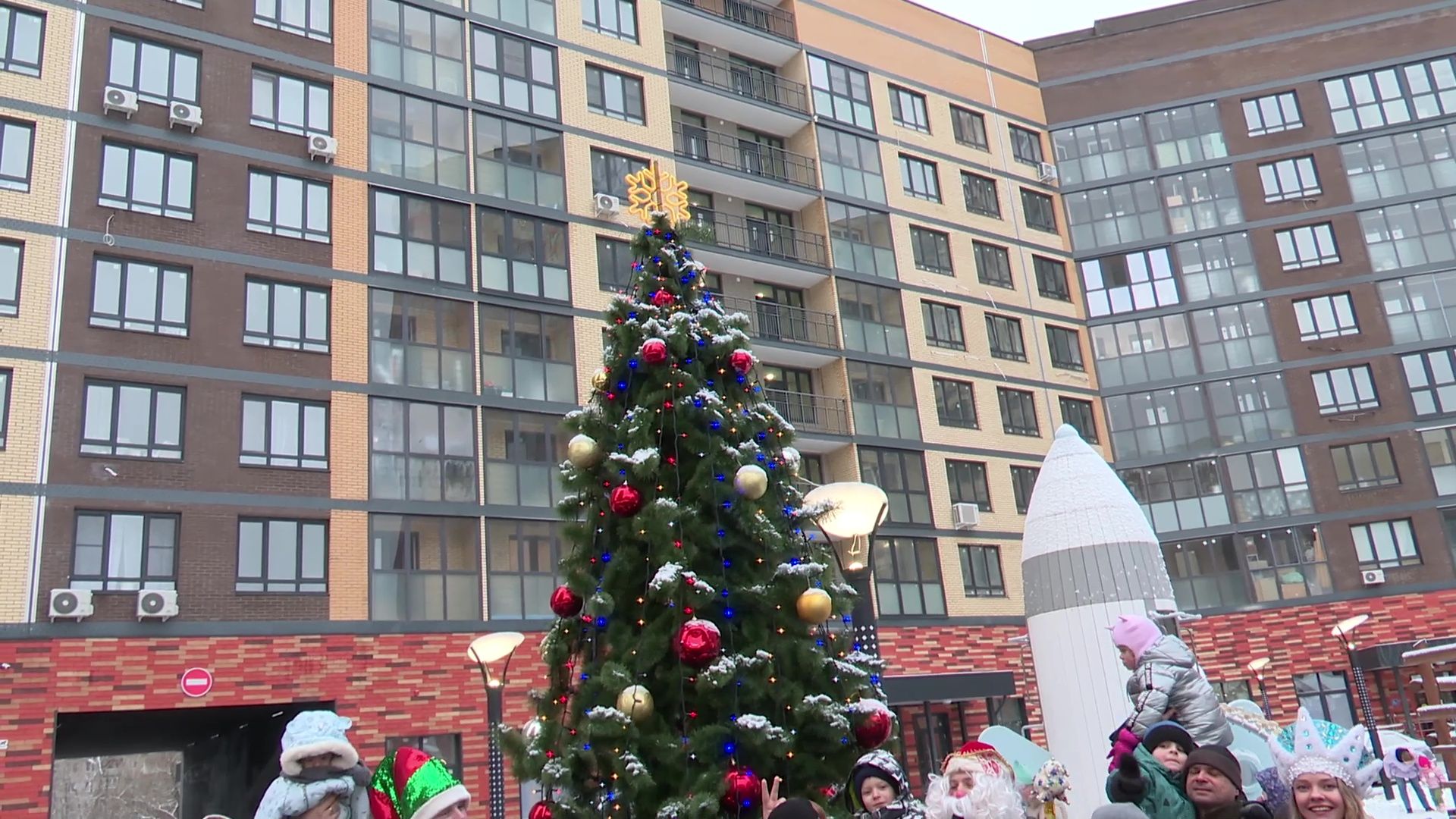 Реутов, вертикалки, елка, новый год, нпо маш, праздник, дети, сказочные герои,