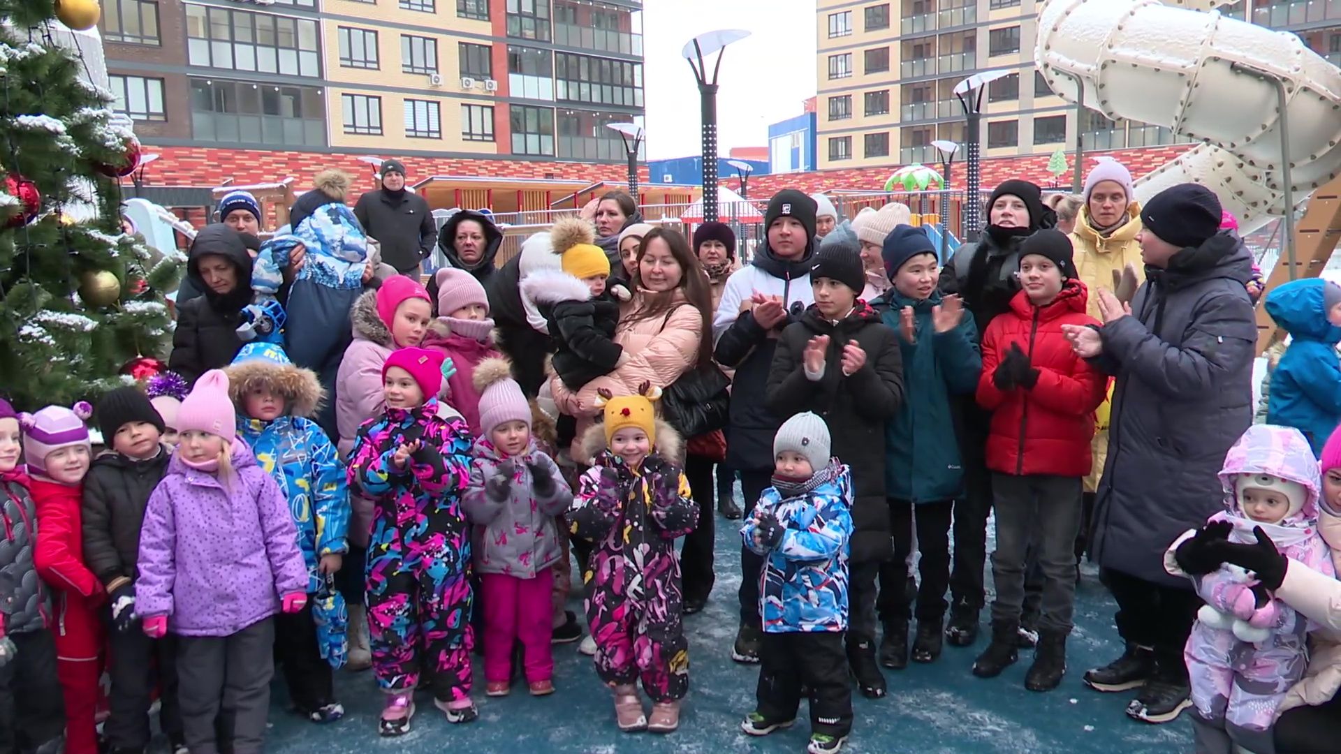 Реутов, вертикалки, елка, новый год, нпо маш, праздник, дети, сказочные герои,