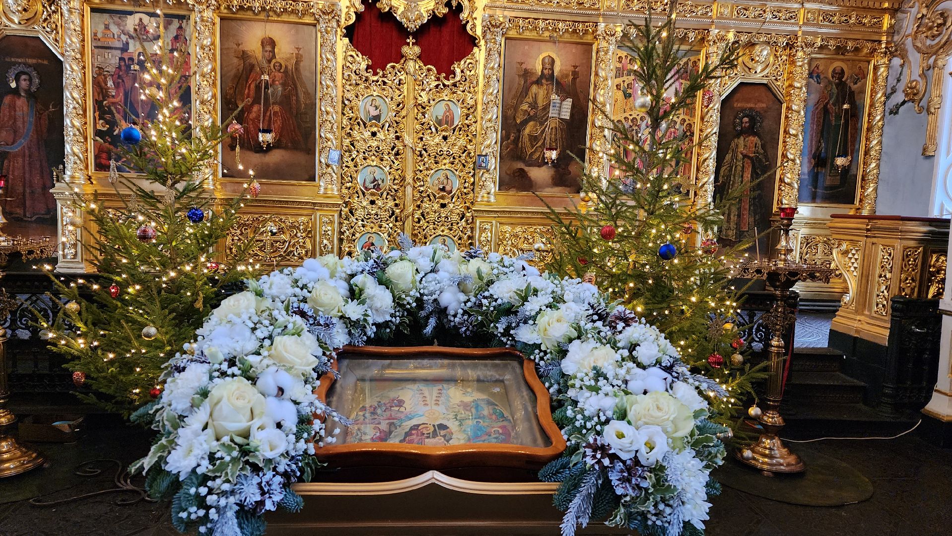 вертикалки,Бронницы, Подготовка храма к Рождеству, Рождественские богослужения, Украшение собора к Рождеству, Украшение церкви к Рождеству, Храмовый комплекс в Бронницах,