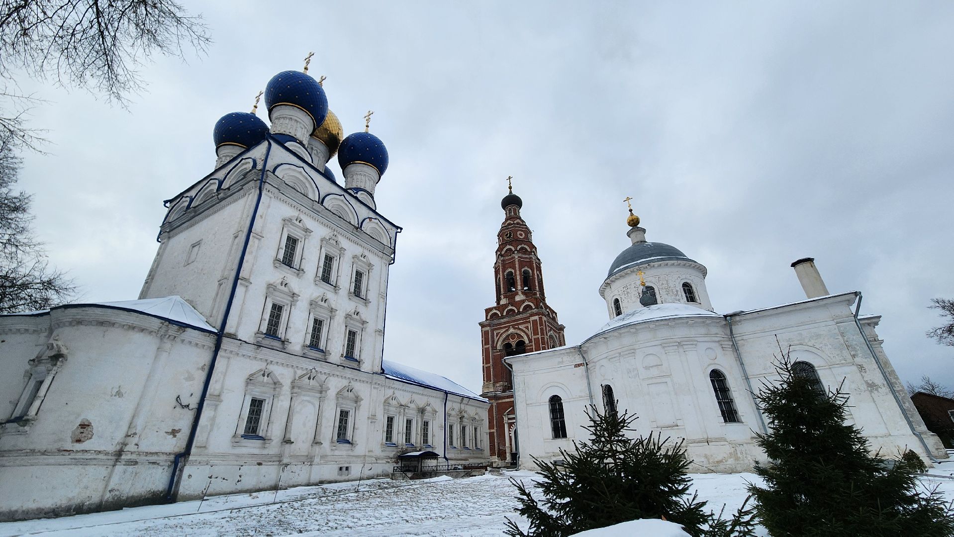 вертикалки,Бронницы, Подготовка храма к Рождеству, Рождественские богослужения, Украшение собора к Рождеству, Украшение церкви к Рождеству, Храмовый комплекс в Бронницах,