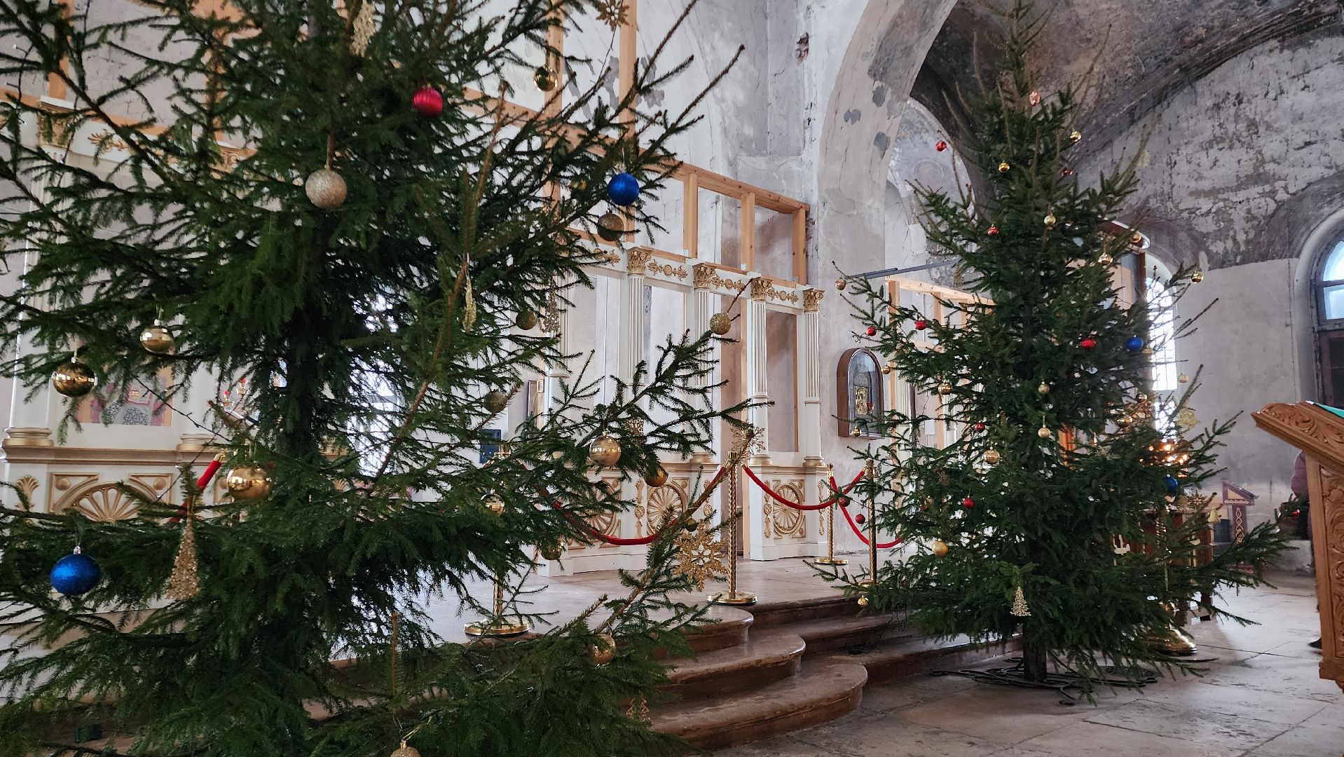 вертикалки,Бронницы, Подготовка храма к Рождеству, Рождественские богослужения, Украшение собора к Рождеству, Украшение церкви к Рождеству, Храмовый комплекс в Бронницах,