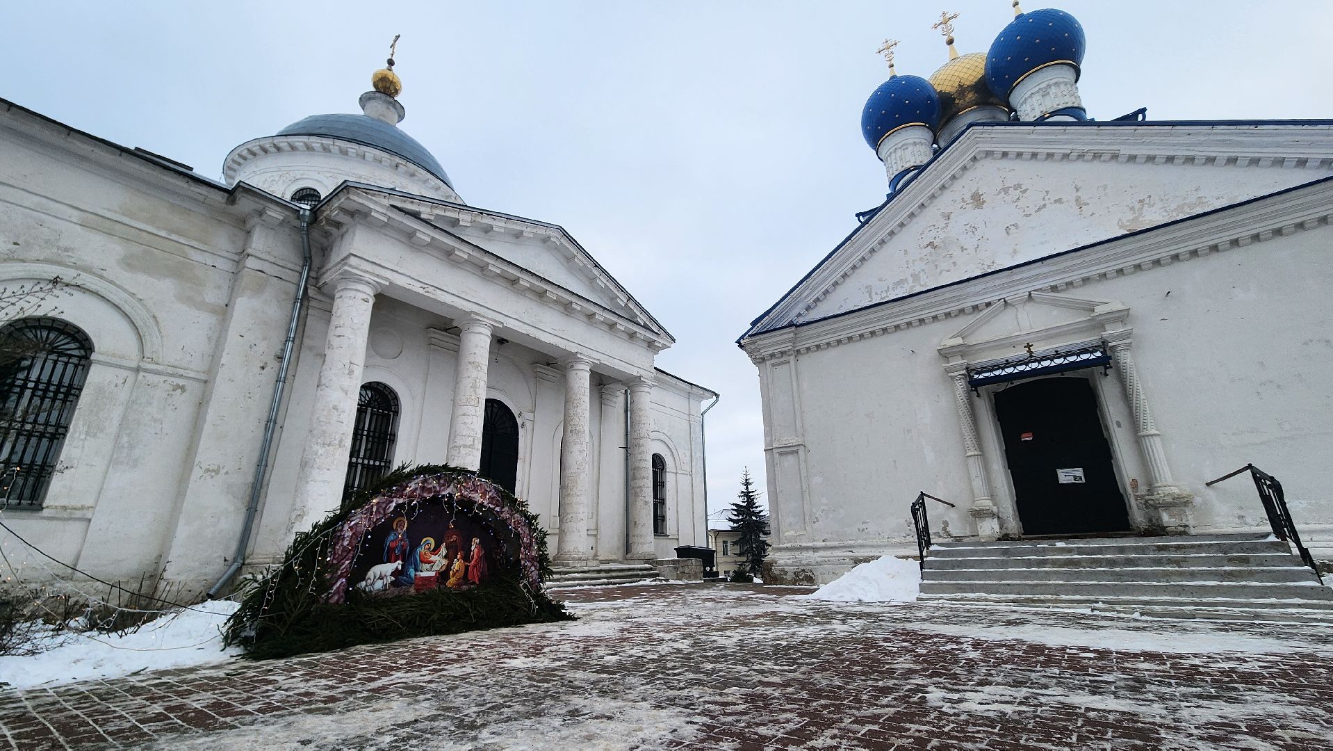 вертикалки,Бронницы, Подготовка храма к Рождеству, Рождественские богослужения, Украшение собора к Рождеству, Украшение церкви к Рождеству, Храмовый комплекс в Бронницах,
