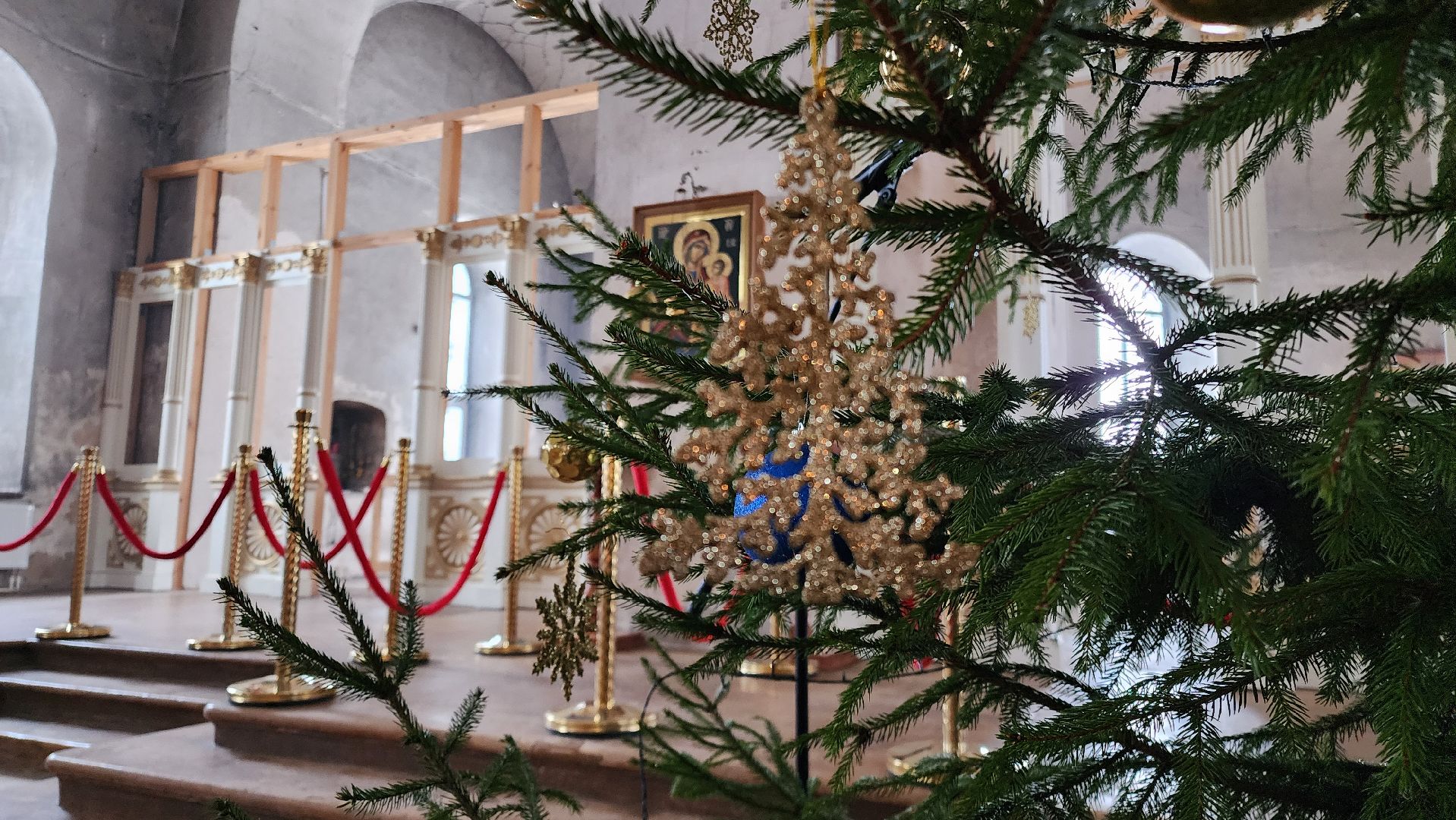 вертикалки,Бронницы, Подготовка храма к Рождеству, Рождественские богослужения, Украшение собора к Рождеству, Украшение церкви к Рождеству, Храмовый комплекс в Бронницах,