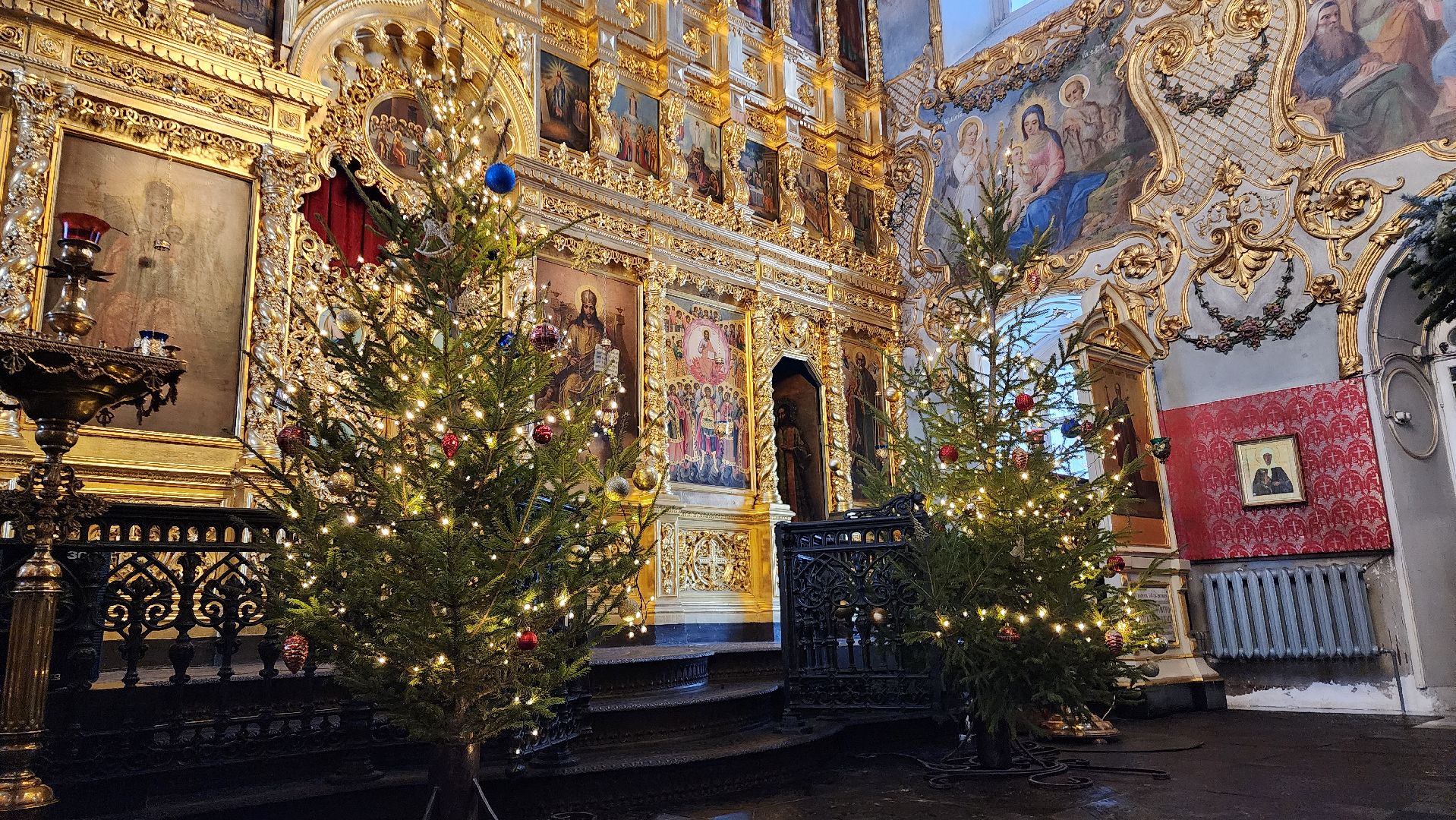 вертикалки,Бронницы, Подготовка храма к Рождеству, Рождественские богослужения, Украшение собора к Рождеству, Украшение церкви к Рождеству, Храмовый комплекс в Бронницах,