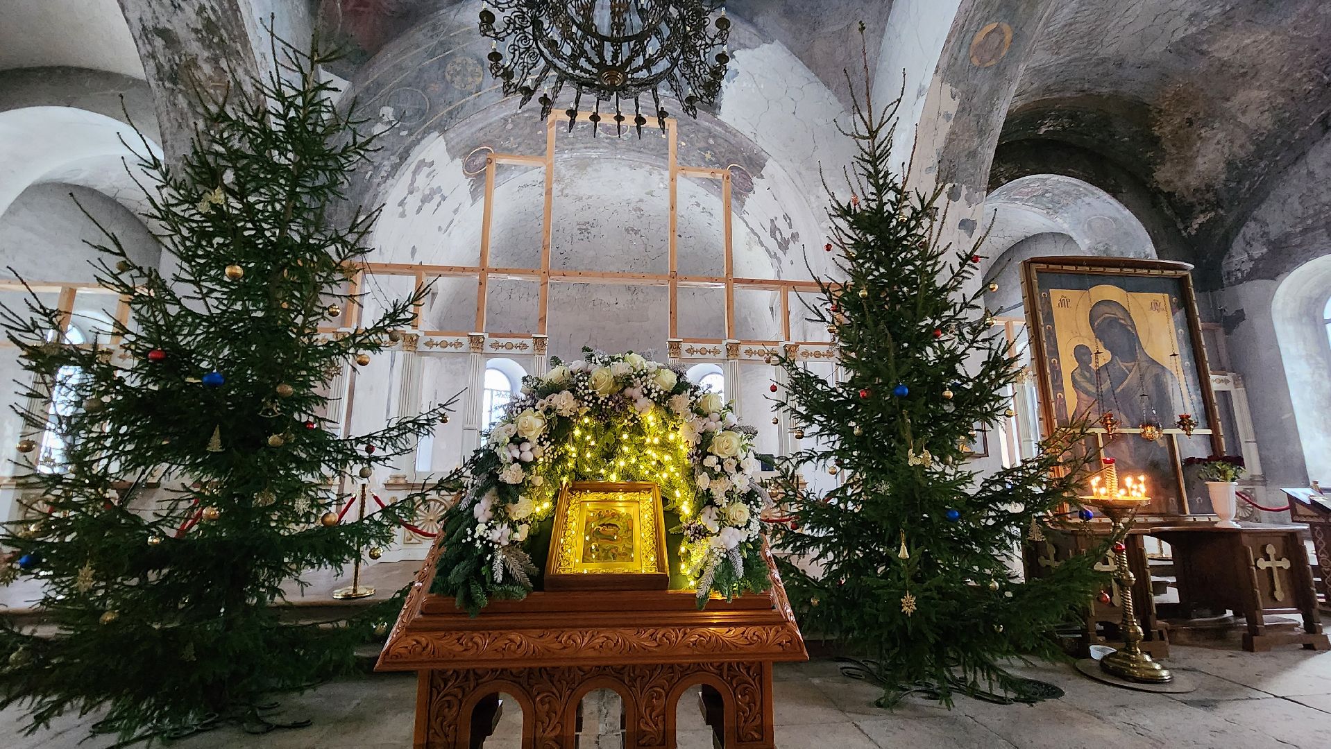 вертикалки,Бронницы, Подготовка храма к Рождеству, Рождественские богослужения, Украшение собора к Рождеству, Украшение церкви к Рождеству, Храмовый комплекс в Бронницах,