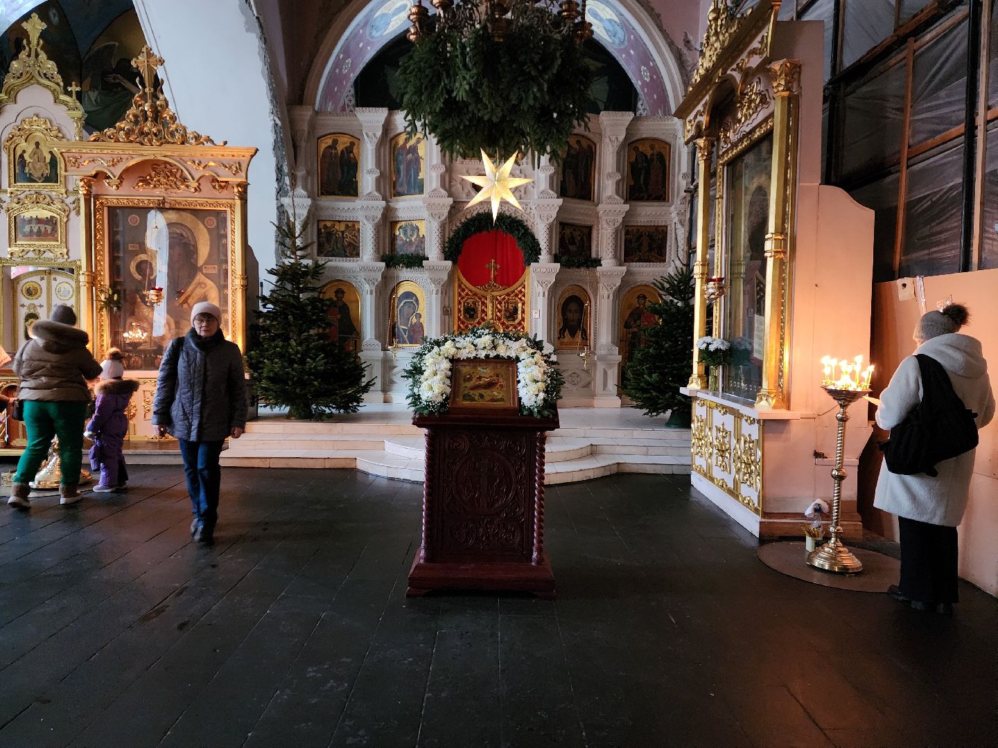 раменское, общество, религия, полготовка к Рождеству Христову в Свято-Троицком храме, вертикалки,