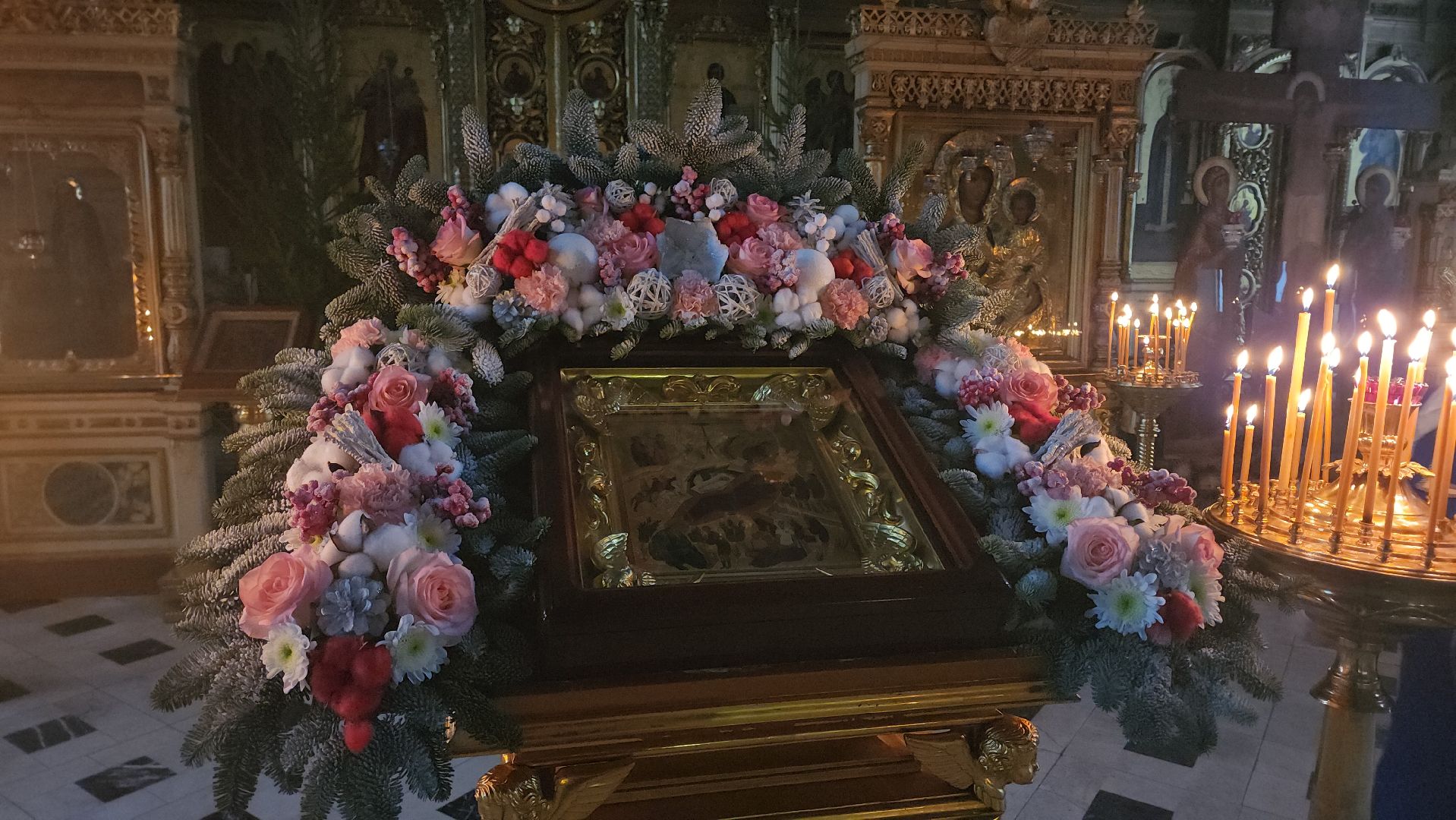 церковь, храм, рождество, рождество христово, рождественская служба, рождественские богослужения, ель, ели, икона, иконы,