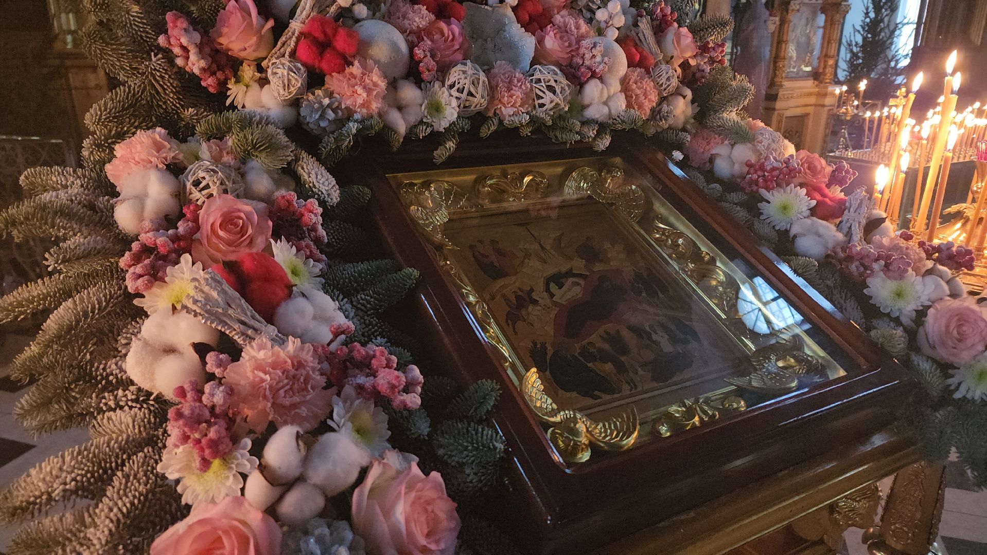 церковь, храм, рождество, рождество христово, рождественская служба, рождественские богослужения, ель, ели, икона, иконы,