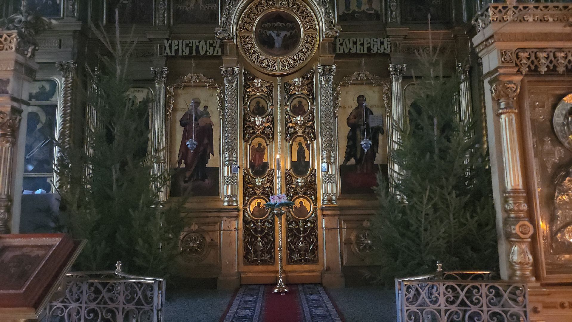 церковь, храм, рождество, рождество христово, рождественская служба, рождественские богослужения, ель, ели, икона, иконы,