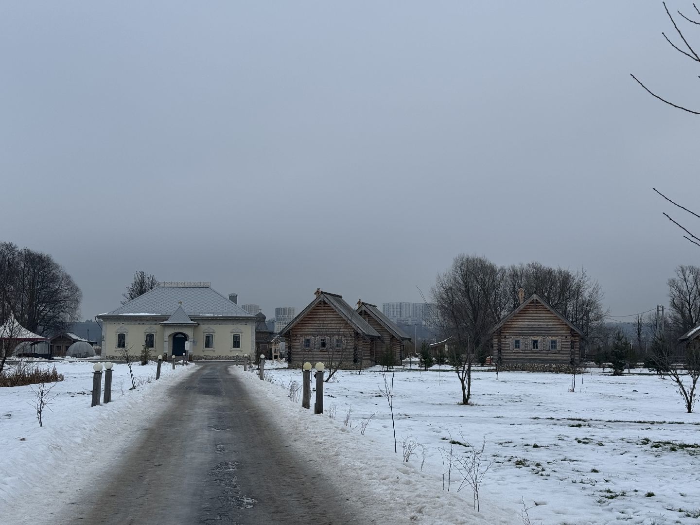 катание на собачьей упряжке, Хаски-парк, Снегоходы и вездезоды, парк-отель остров,Контактный зоопарк,