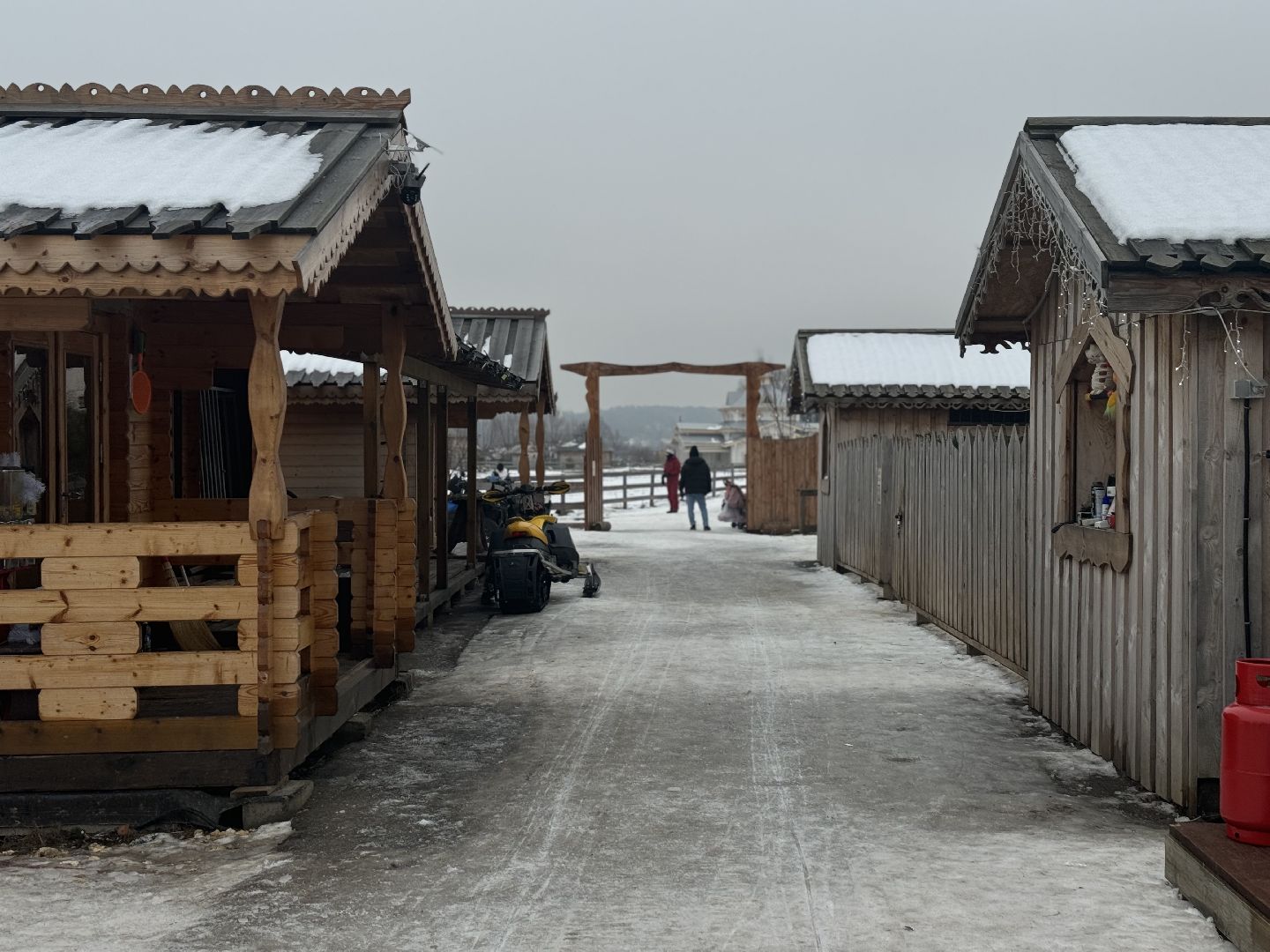катание на собачьей упряжке, Хаски-парк, Снегоходы и вездезоды, парк-отель остров,Контактный зоопарк,