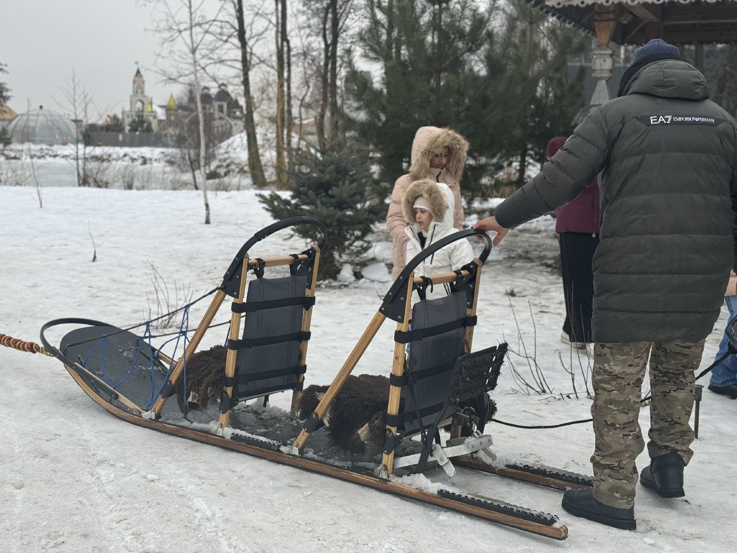 катание на собачьей упряжке, Хаски-парк, Снегоходы и вездезоды, парк-отель остров,Контактный зоопарк,