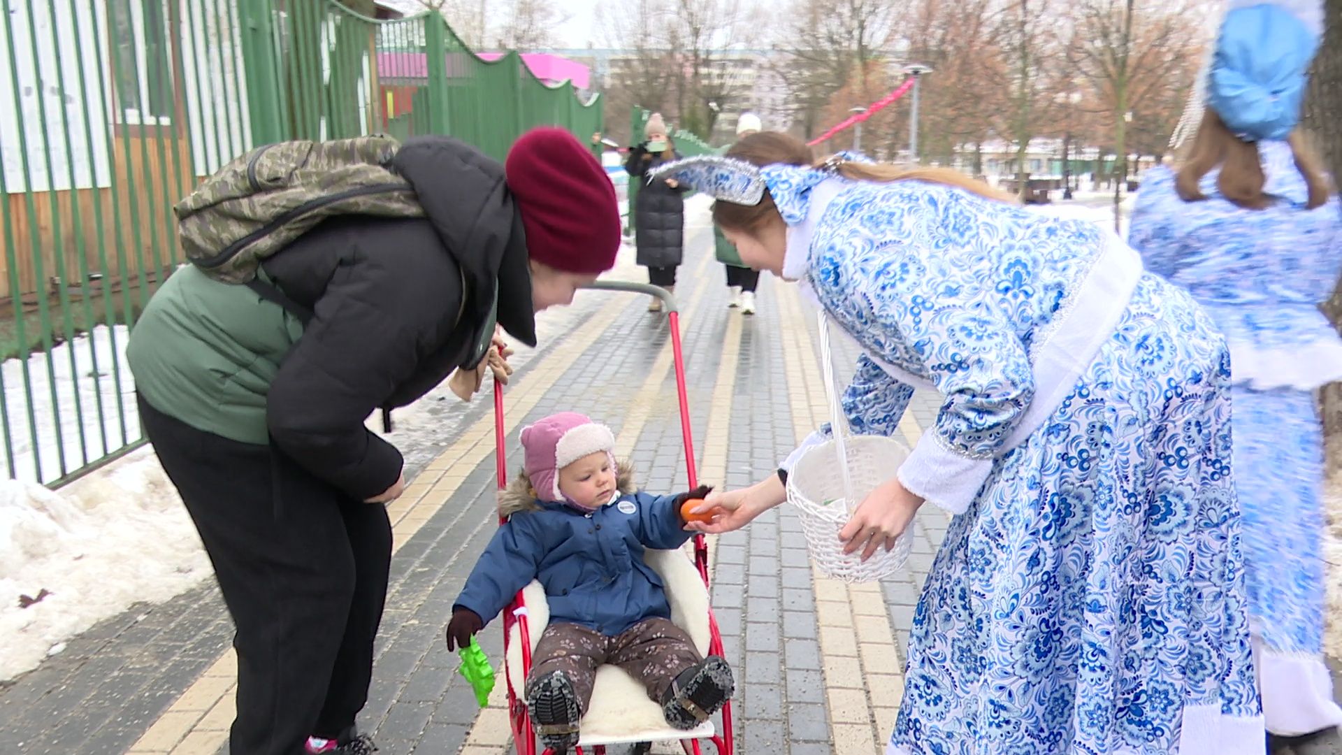 hеутов, вертикалки, деды морозы, поздравление, новый год, новые территории, снегурочки, флешмоб,