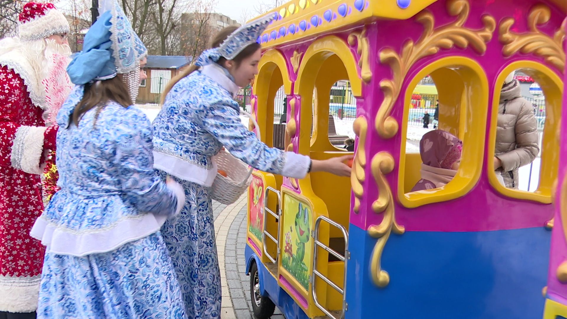 hеутов, вертикалки, деды морозы, поздравление, новый год, новые территории, снегурочки, флешмоб,