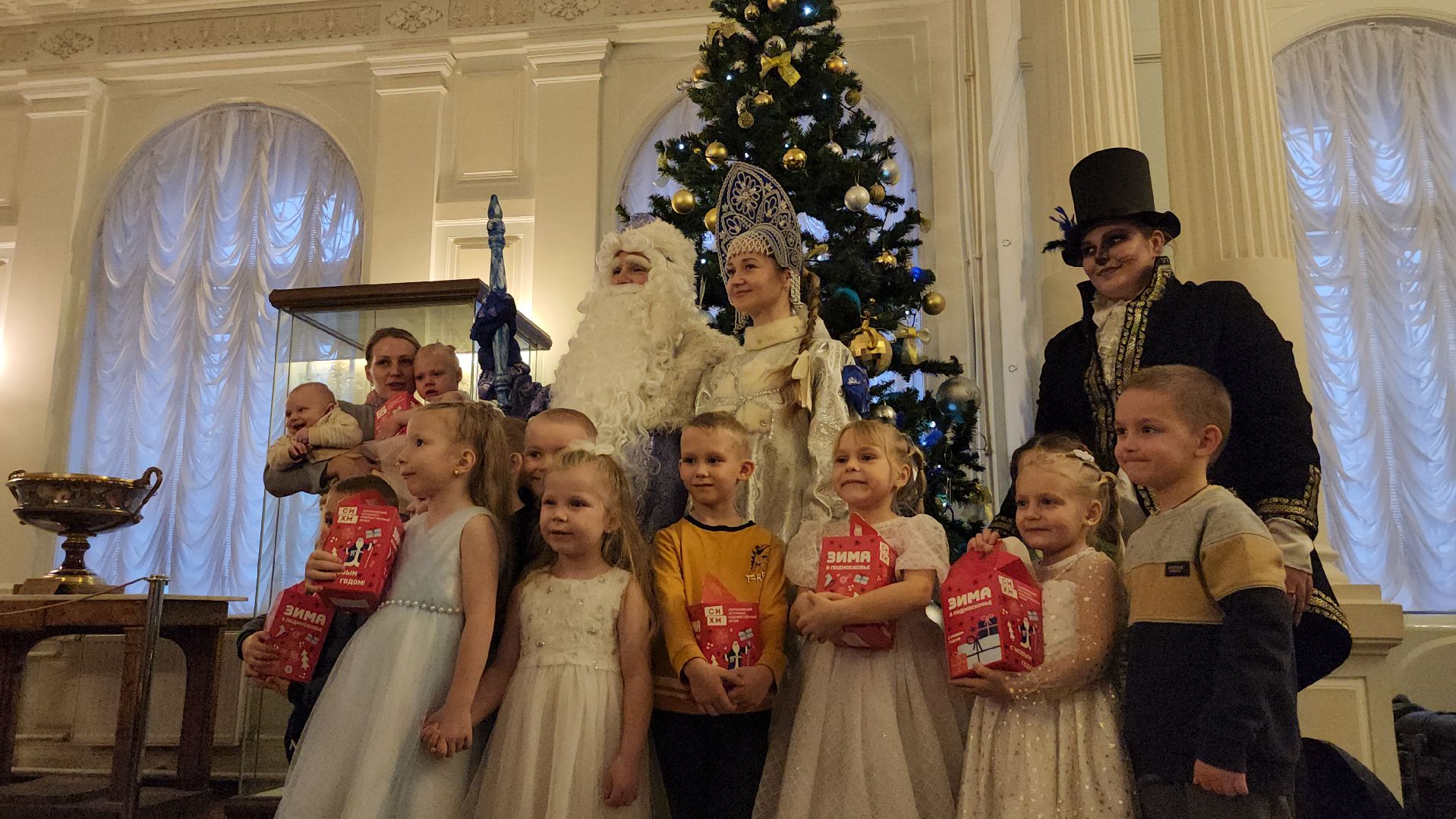 серпухов, Серпуховский историко-художественный музей, новогодняя елка, сво, цветы для снегурочки, вертикалки,