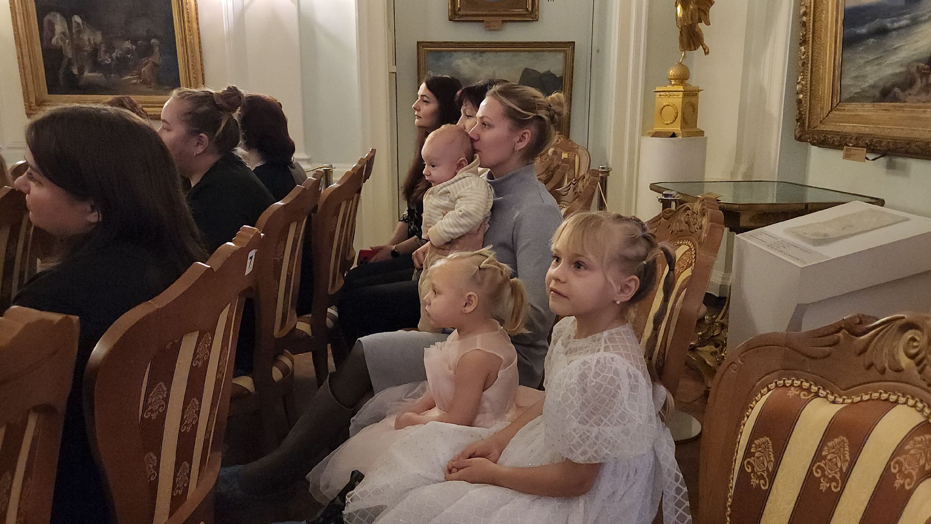 серпухов, Серпуховский историко-художественный музей, новогодняя елка, сво, цветы для снегурочки, вертикалки,