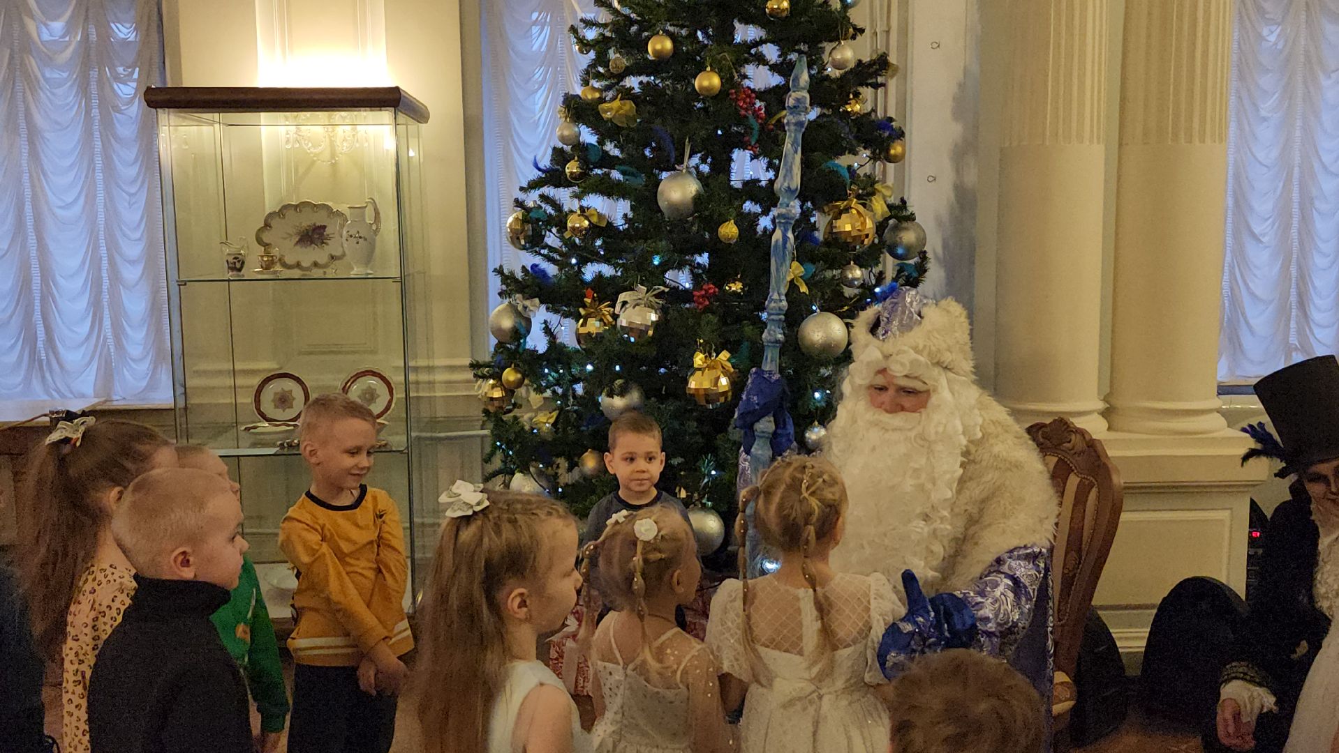 серпухов, Серпуховский историко-художественный музей, новогодняя елка, сво, цветы для снегурочки, вертикалки,