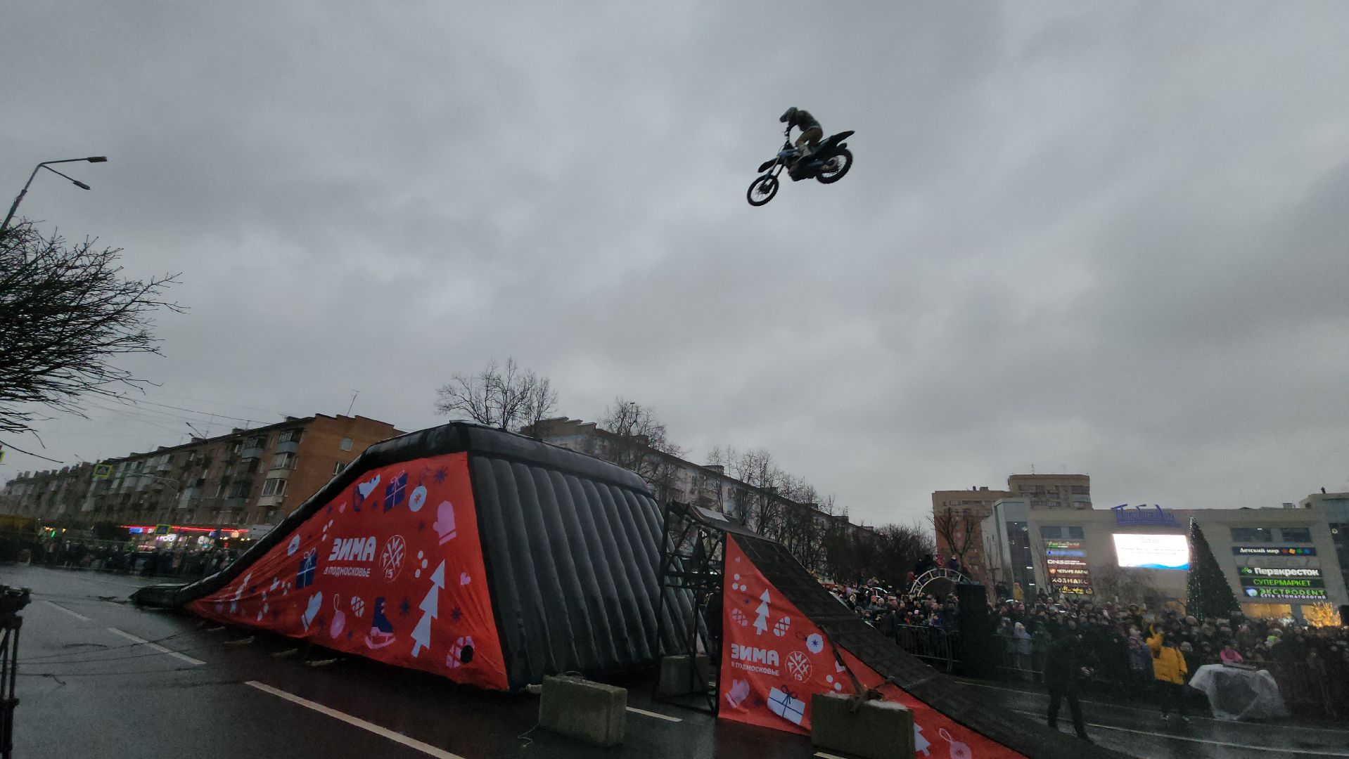 вертикалки, пушкино, фристайл, мотокросс, шоу, мотоциклисты, мотосообщество, выступления, трюки, зима в подмосковье, спортсмены,