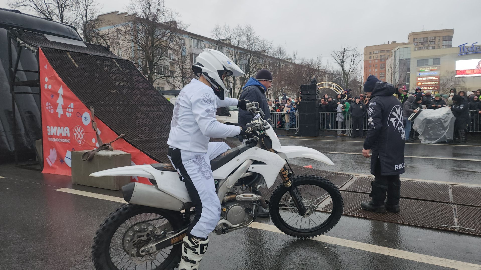 вертикалки, пушкино, фристайл, мотокросс, шоу, мотоциклисты, мотосообщество, выступления, трюки, зима в подмосковье, спортсмены,