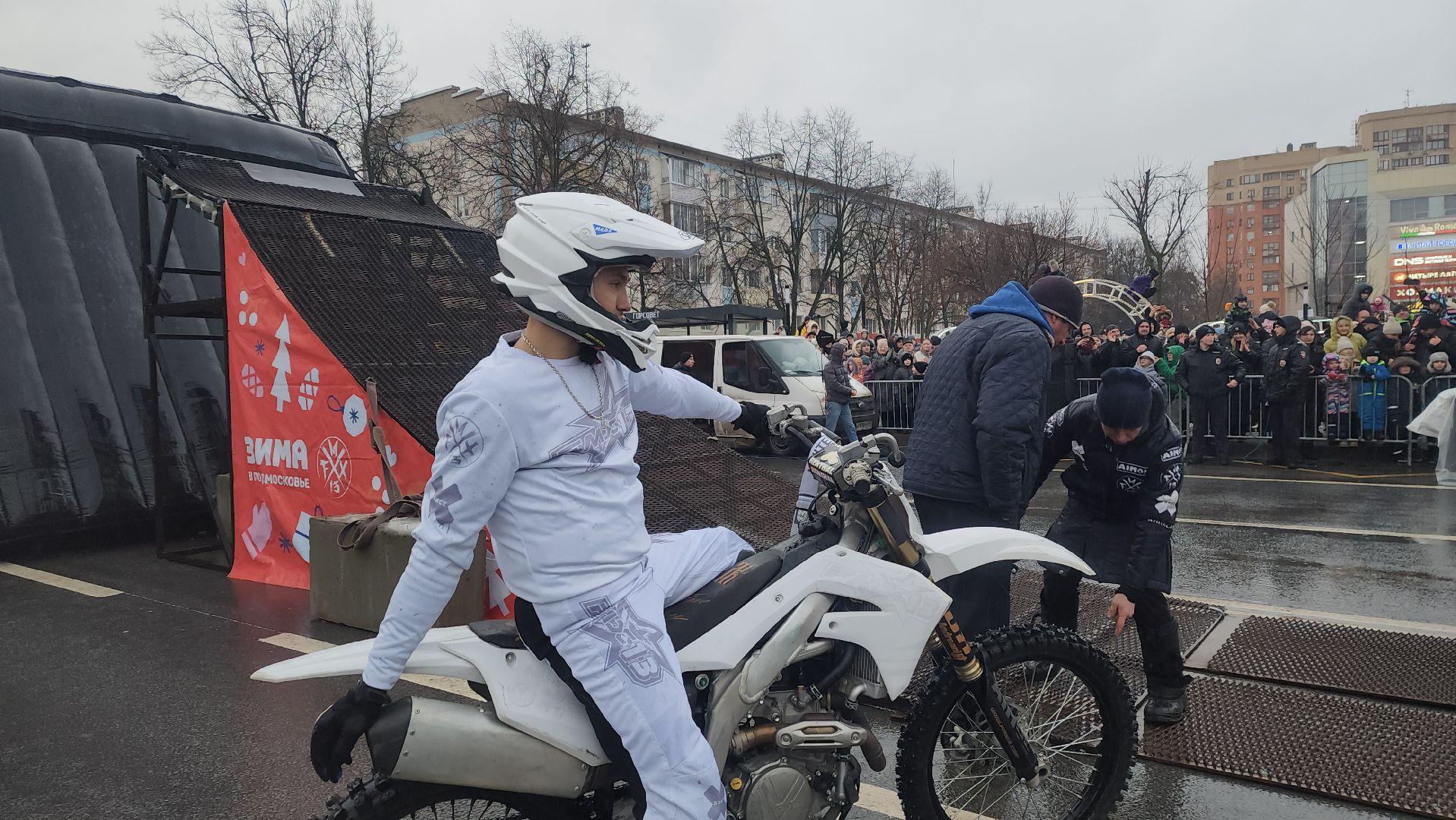 вертикалки, пушкино, фристайл, мотокросс, шоу, мотоциклисты, мотосообщество, выступления, трюки, зима в подмосковье, спортсмены,