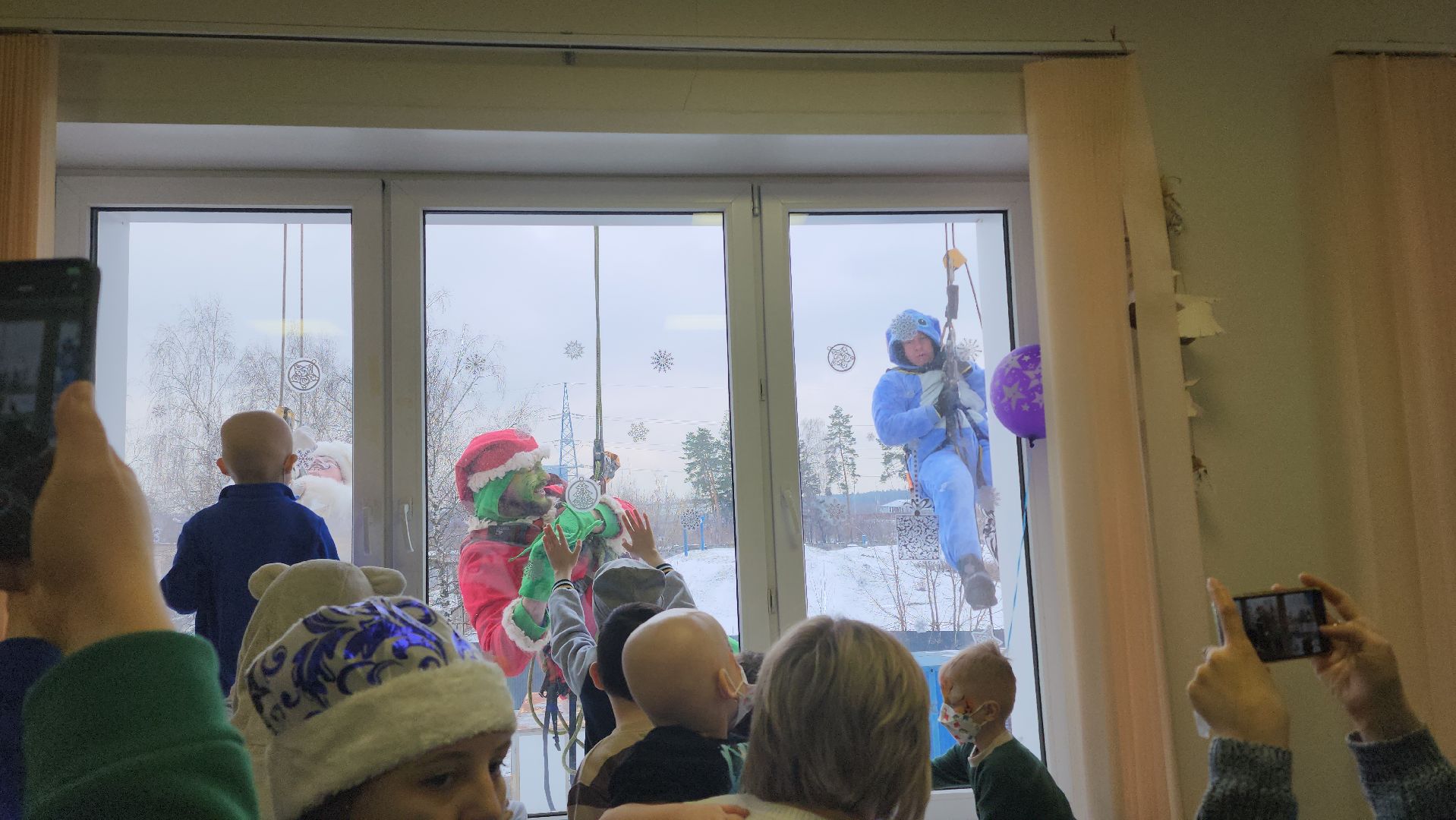 онкология, онкодиспансер, московский областной онкологический диспансер, альпинисты, промышленные альпинисты, подарки, дети, детское отделение,