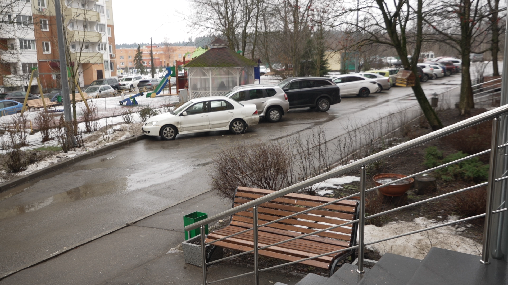 заозерная власиха, Заозерная 15 Власиха, беседка у дома, старшее поколение отдых, Власиха отдых в беседке,