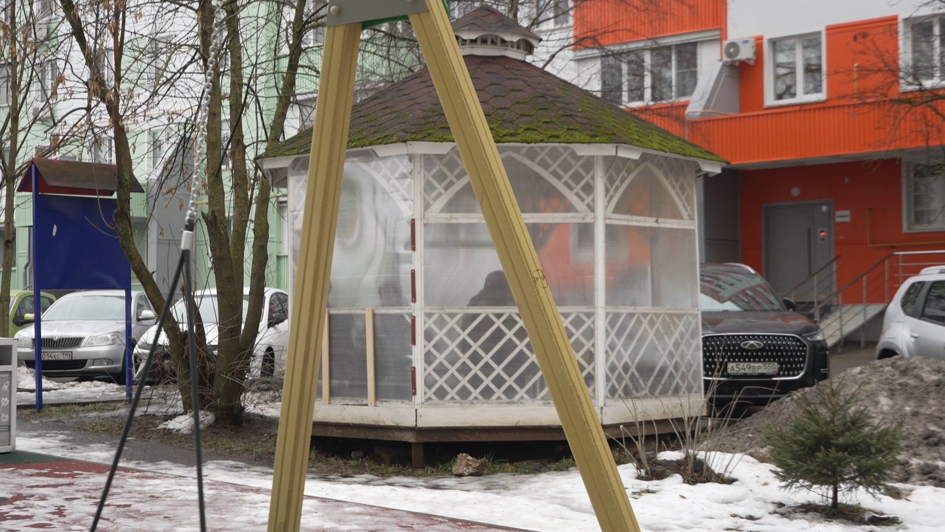 заозерная власиха, Заозерная 15 Власиха, беседка у дома, старшее поколение отдых, Власиха отдых в беседке,