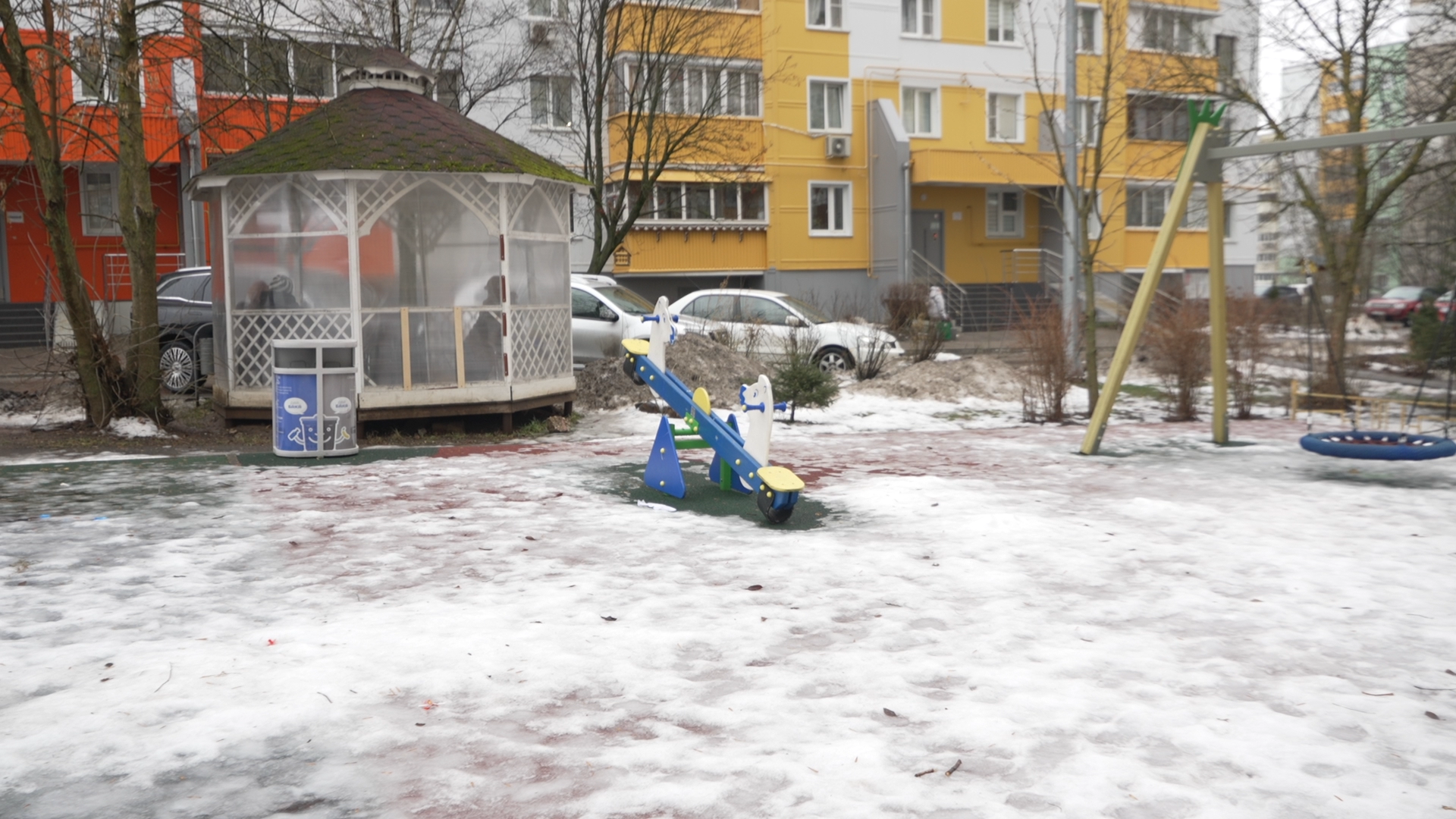 заозерная власиха, Заозерная 15 Власиха, беседка у дома, старшее поколение отдых, Власиха отдых в беседке,