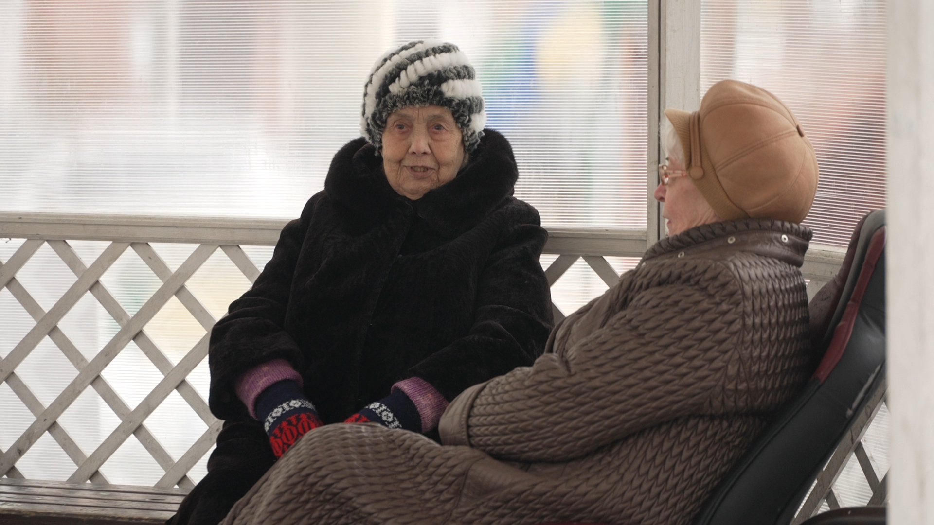 заозерная власиха, Заозерная 15 Власиха, беседка у дома, старшее поколение отдых, Власиха отдых в беседке,