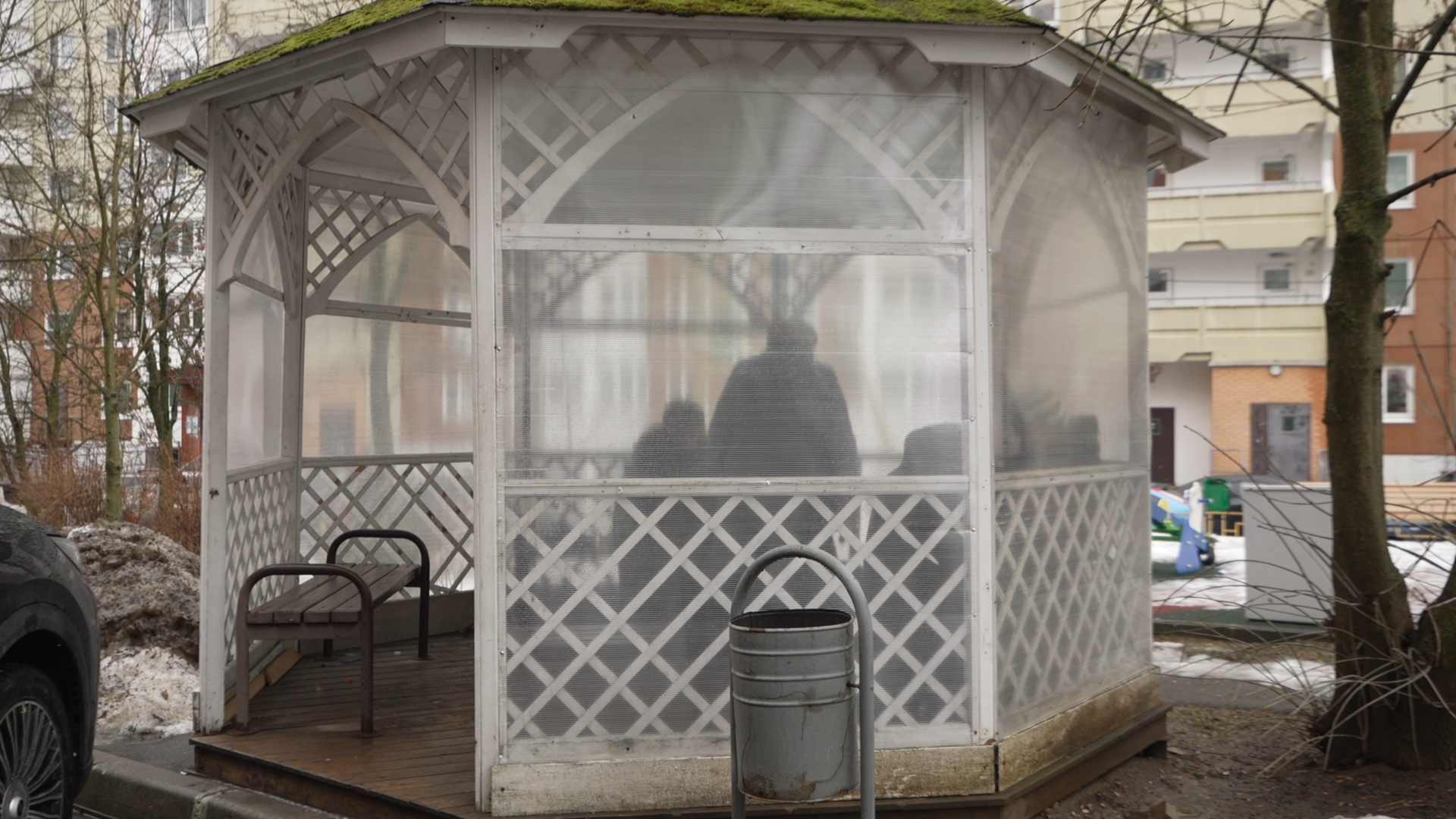 заозерная власиха, Заозерная 15 Власиха, беседка у дома, старшее поколение отдых, Власиха отдых в беседке,