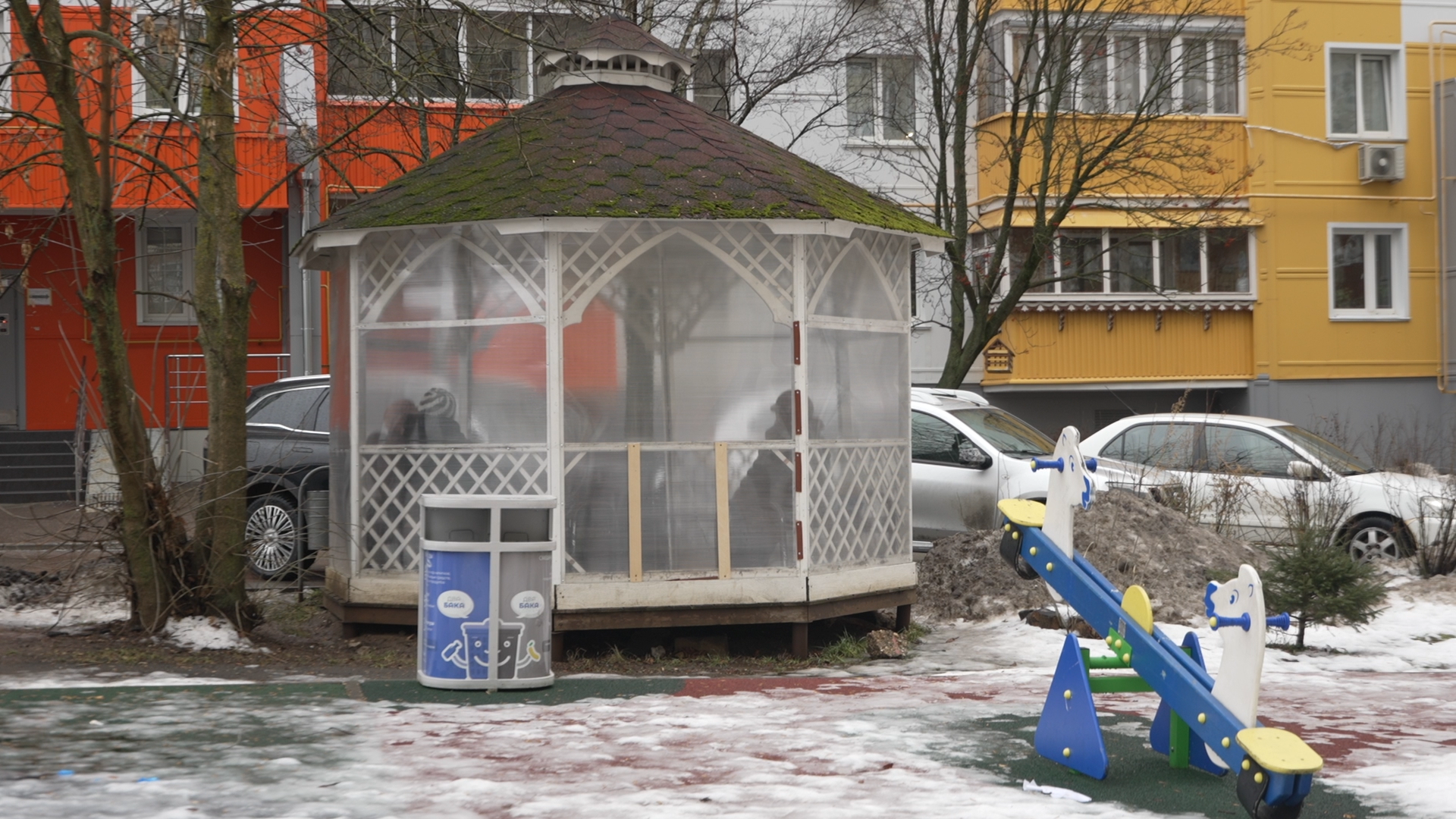 заозерная власиха, Заозерная 15 Власиха, беседка у дома, старшее поколение отдых, Власиха отдых в беседке,