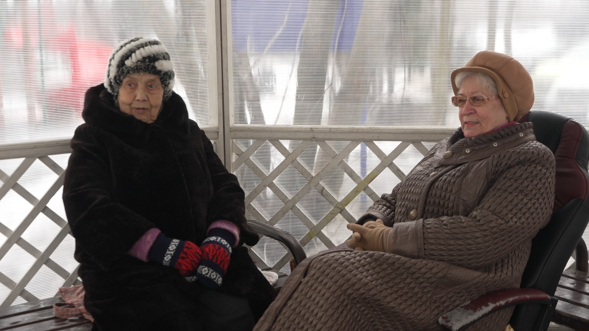 заозерная власиха, Заозерная 15 Власиха, беседка у дома, старшее поколение отдых, Власиха отдых в беседке,