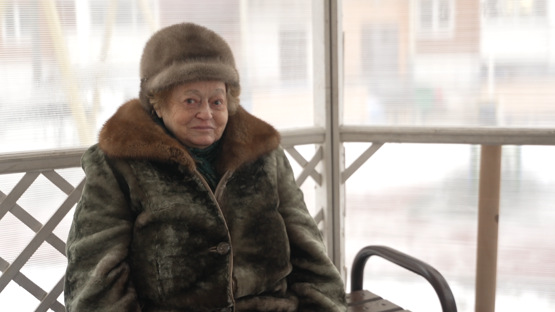 заозерная власиха, Заозерная 15 Власиха, беседка у дома, старшее поколение отдых, Власиха отдых в беседке,